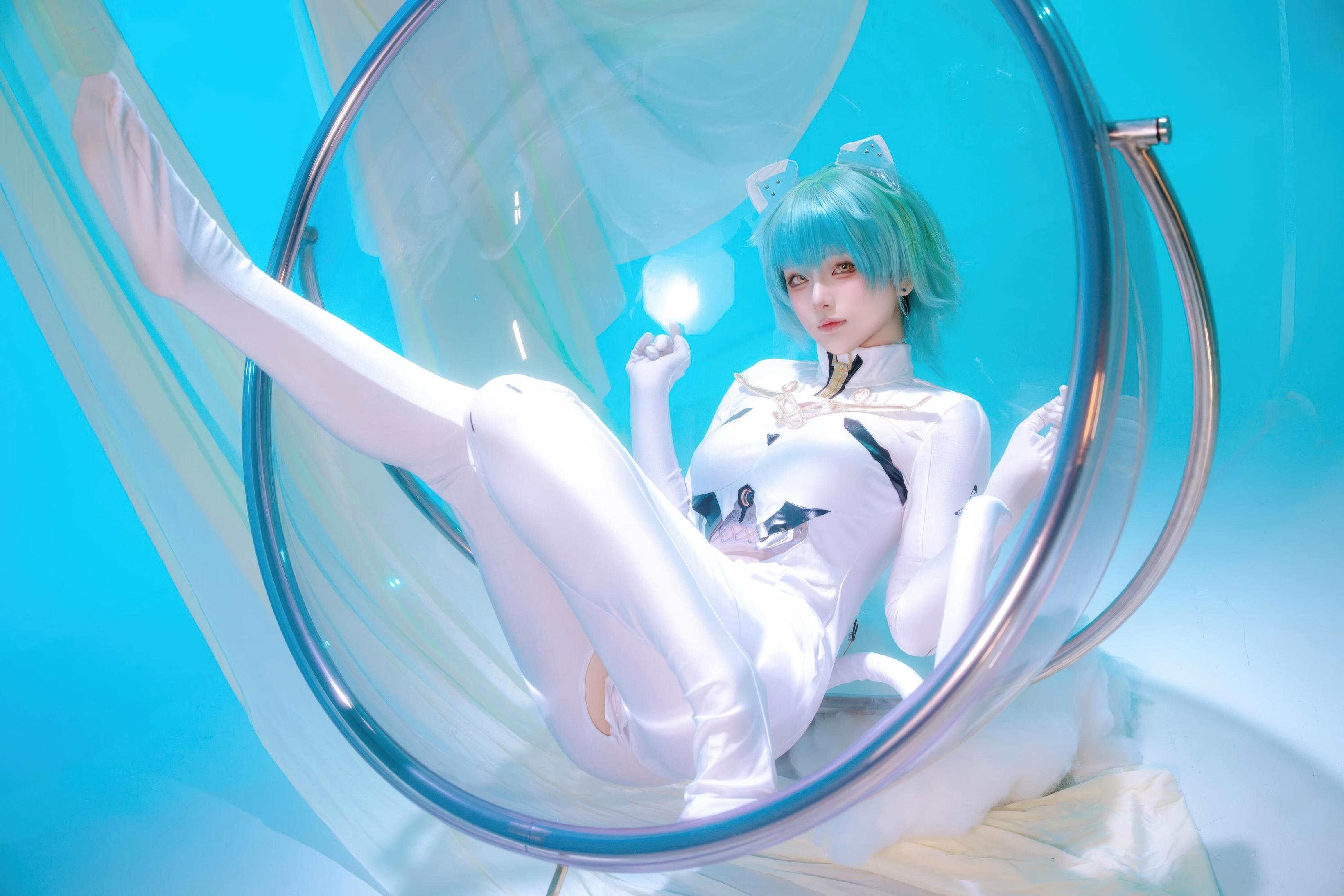 [cosplay] 屿鱼 - 碧蓝航线 纳希莫夫·海军上将：蓝绿短发白色紧身衣 巨乳美腿还原 45P
