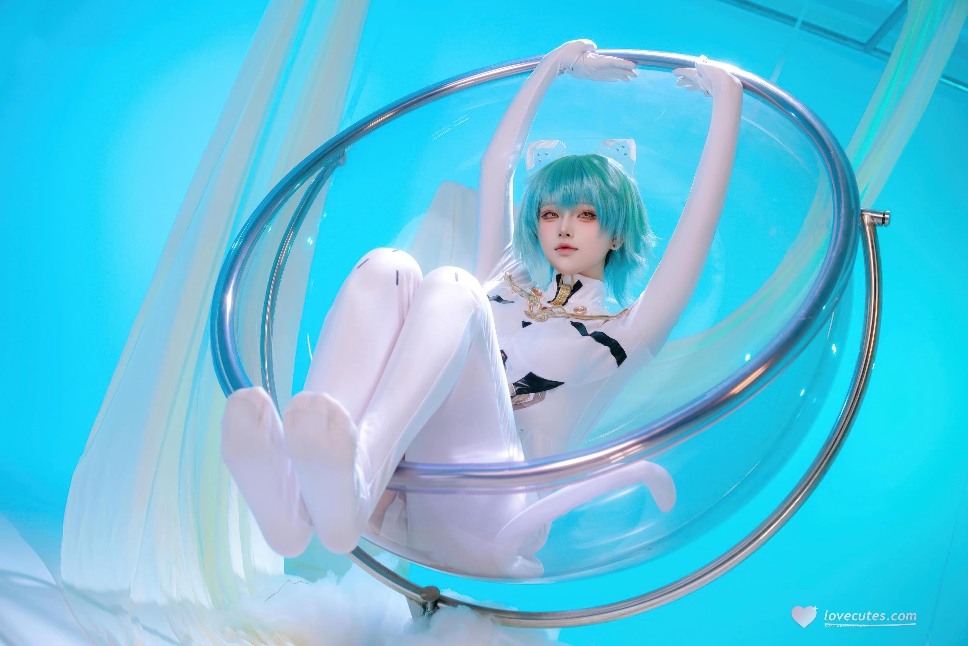 [cosplay] 屿鱼 - 碧蓝航线 纳希莫夫·海军上将：蓝绿短发白色紧身衣 巨乳美腿还原 45P