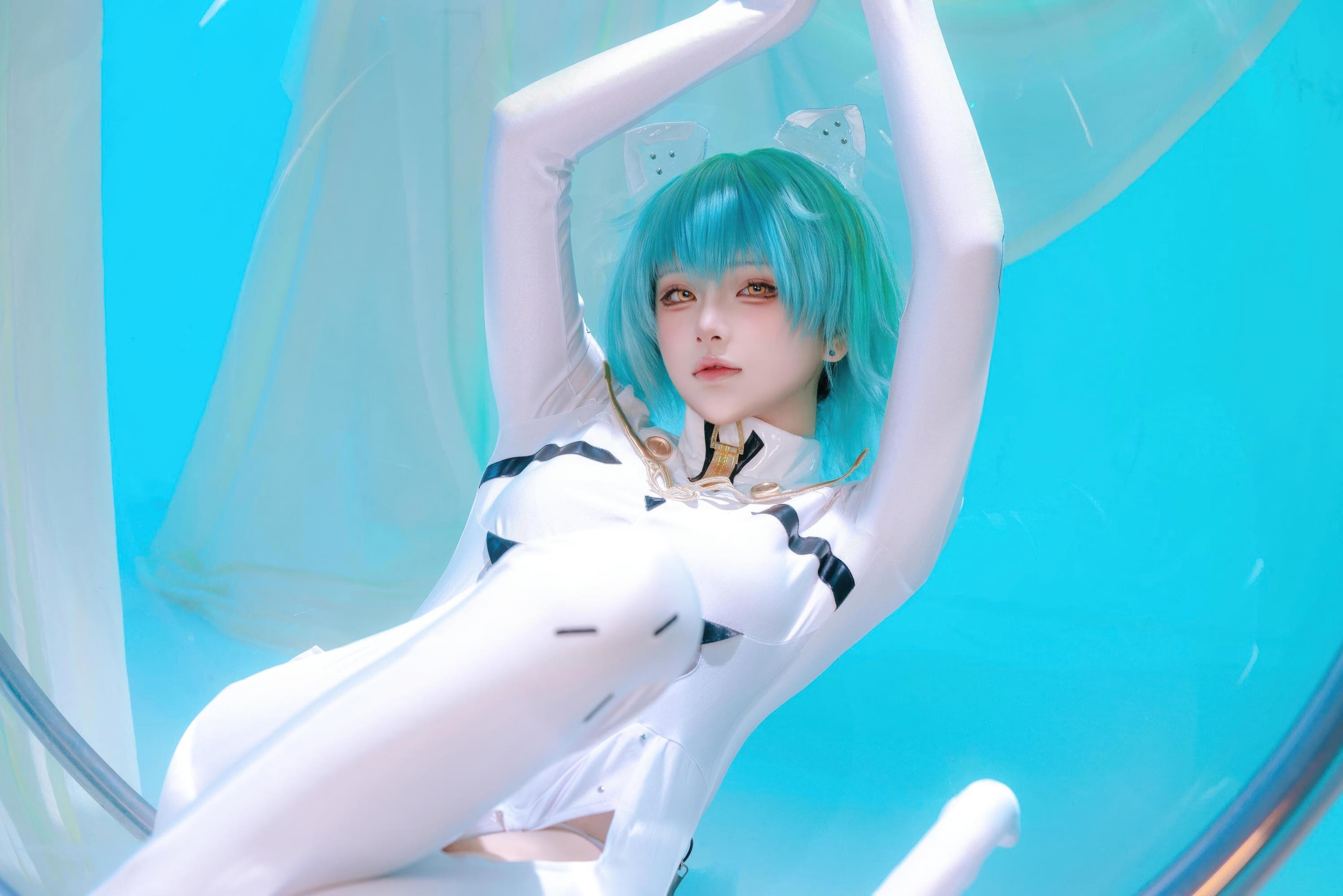 [cosplay] 屿鱼 - 碧蓝航线 纳希莫夫·海军上将：蓝绿短发白色紧身衣 巨乳美腿还原 45P