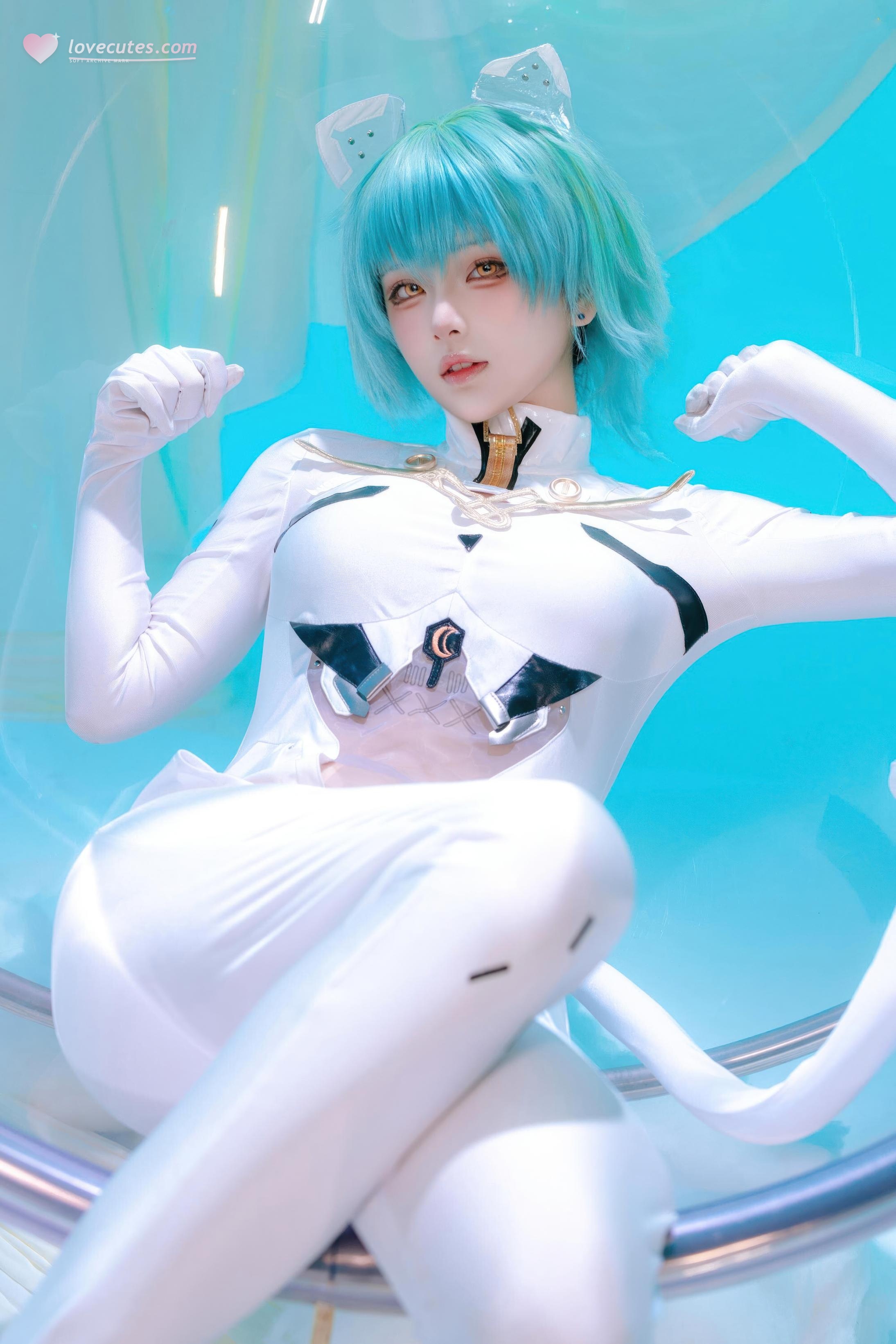 [cosplay] 屿鱼 - 碧蓝航线 纳希莫夫·海军上将：蓝绿短发白色紧身衣 巨乳美腿还原 45P