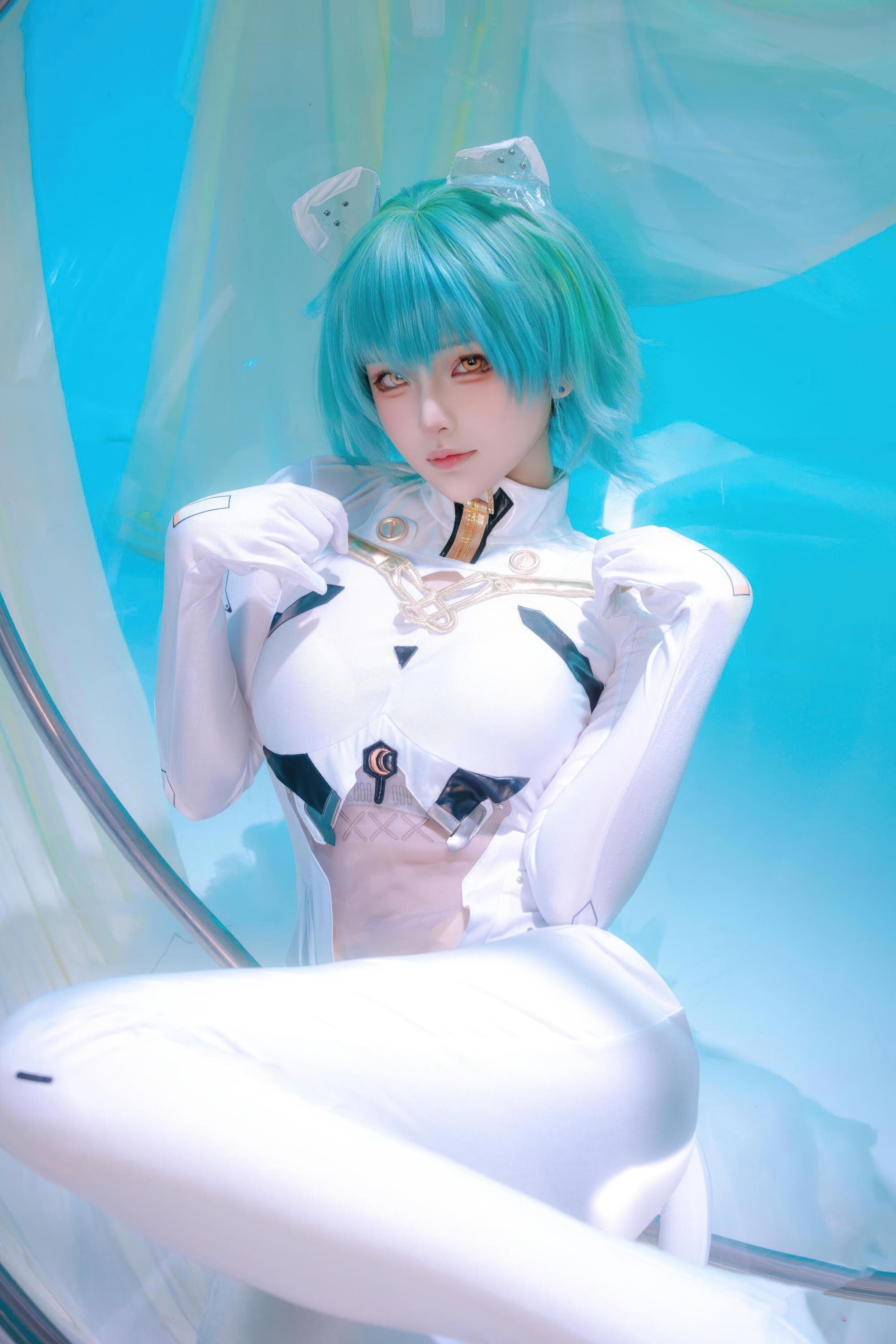 [cosplay] 屿鱼 - 碧蓝航线 纳希莫夫·海军上将：蓝绿短发白色紧身衣 巨乳美腿还原 45P
