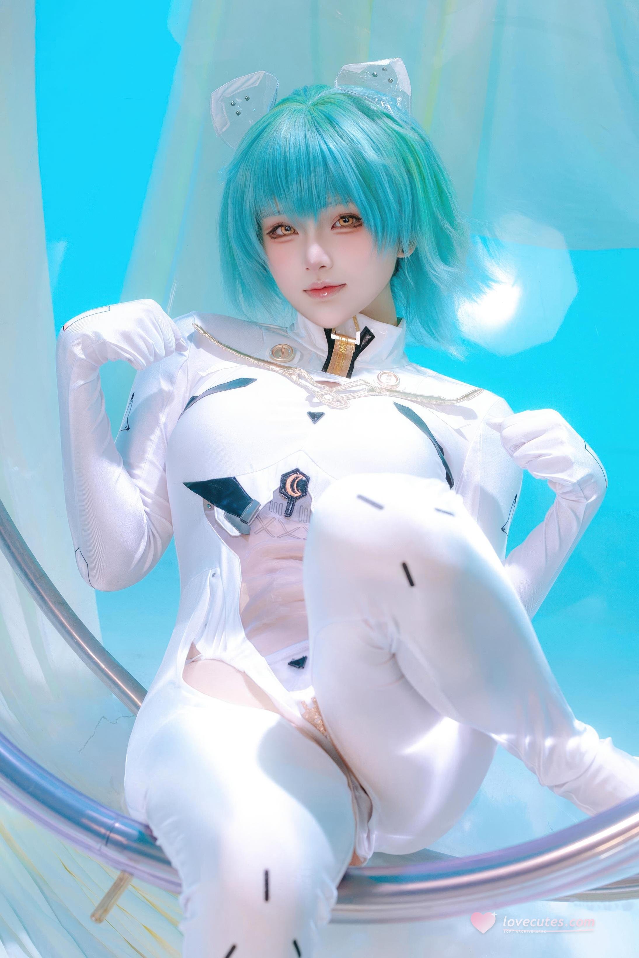 [cosplay] 屿鱼 - 碧蓝航线 纳希莫夫·海军上将：蓝绿短发白色紧身衣 巨乳美腿还原 45P