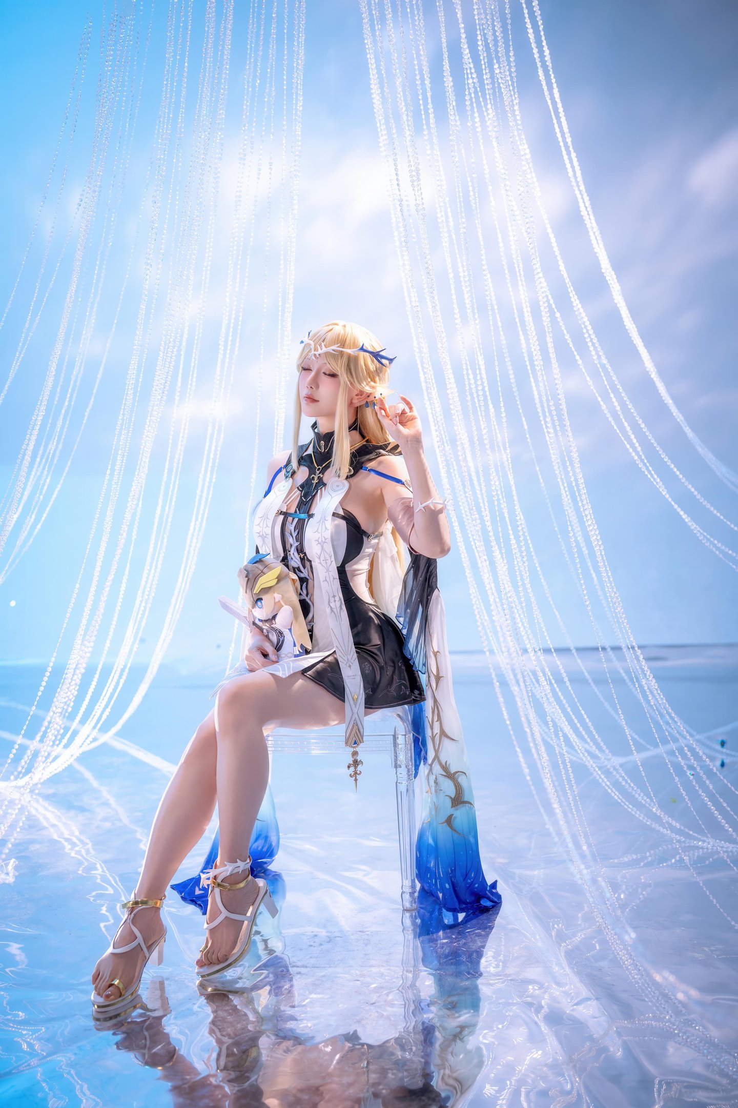 [cosplay] 星之迟迟Hoshilily - 鸣潮 卡提希娅：金发精灵耳蓝白礼装 美胸长腿还原 31P