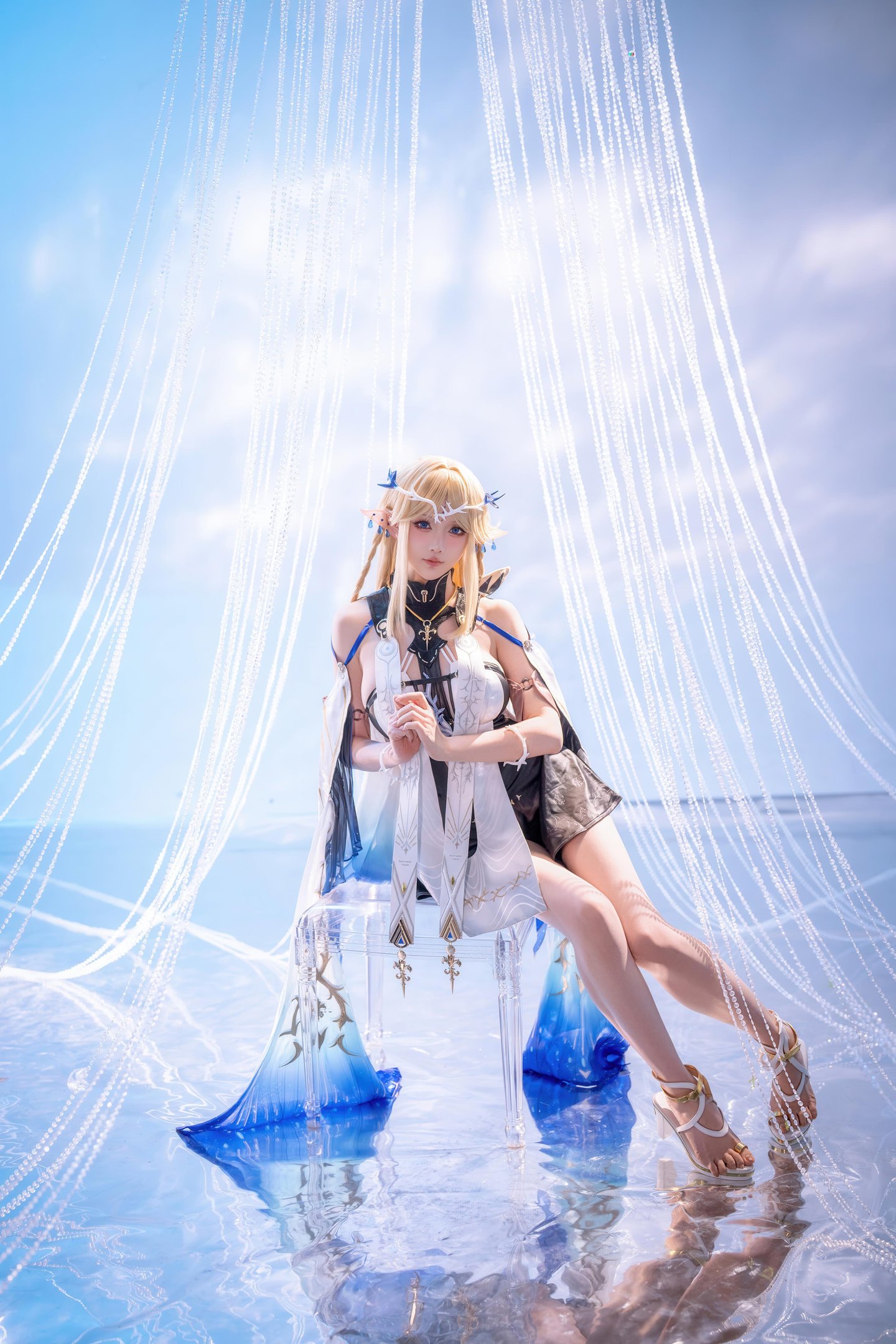 [cosplay] 星之迟迟Hoshilily - 鸣潮 卡提希娅：金发精灵耳蓝白礼装 美胸长腿还原 31P