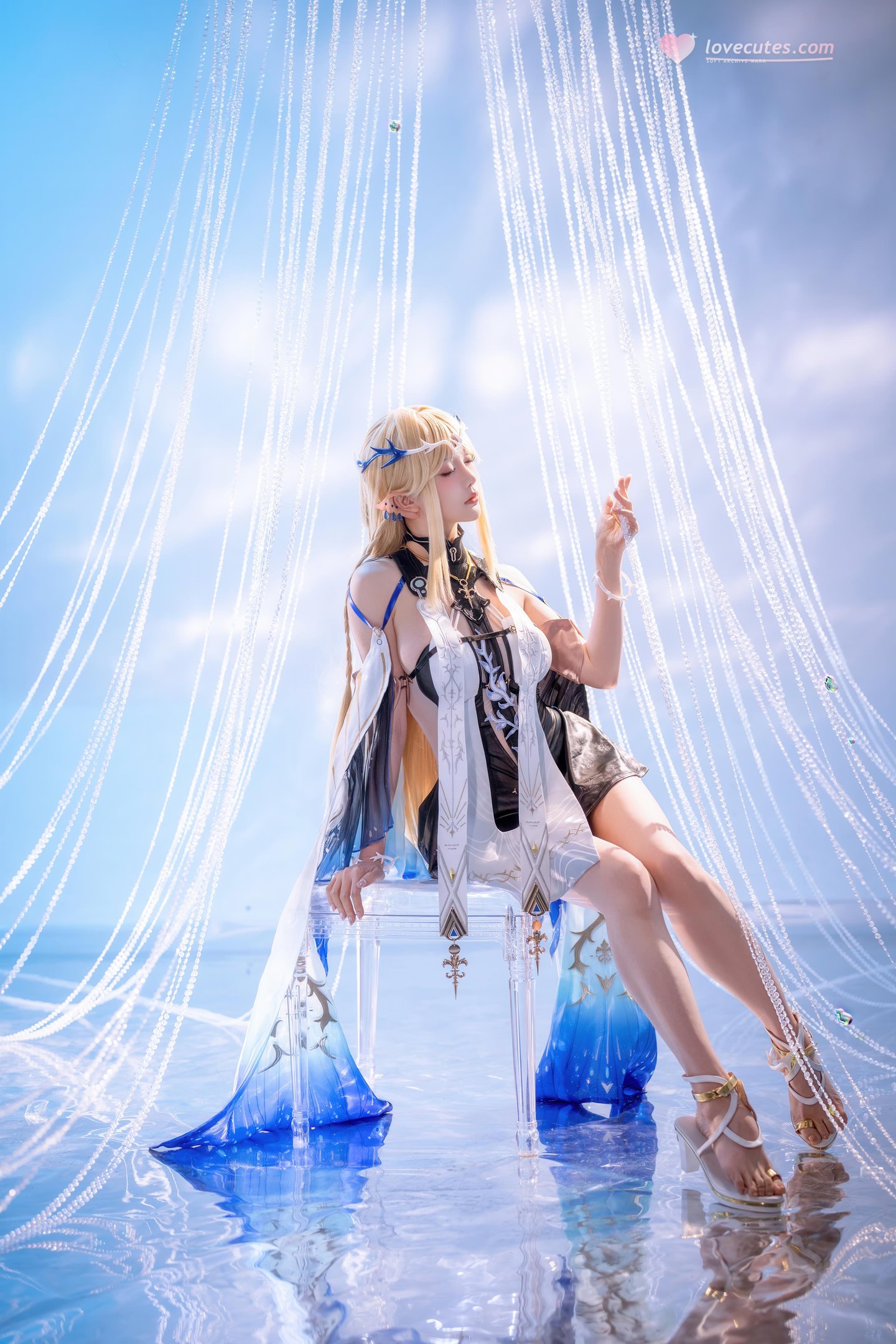 [cosplay] 星之迟迟Hoshilily - 鸣潮 卡提希娅：金发精灵耳蓝白礼装 美胸长腿还原 31P