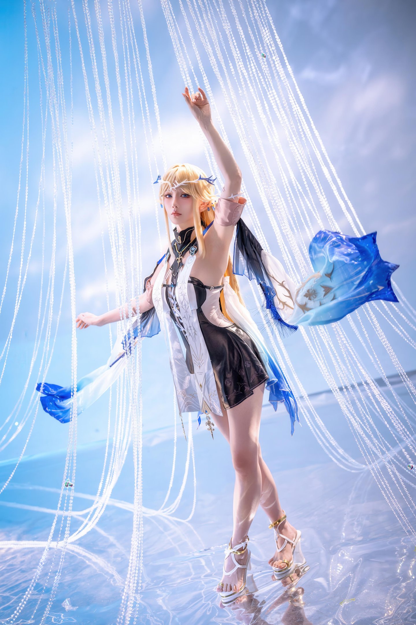 [cosplay] 星之迟迟Hoshilily - 鸣潮 卡提希娅：金发精灵耳蓝白礼装 美胸长腿还原 31P