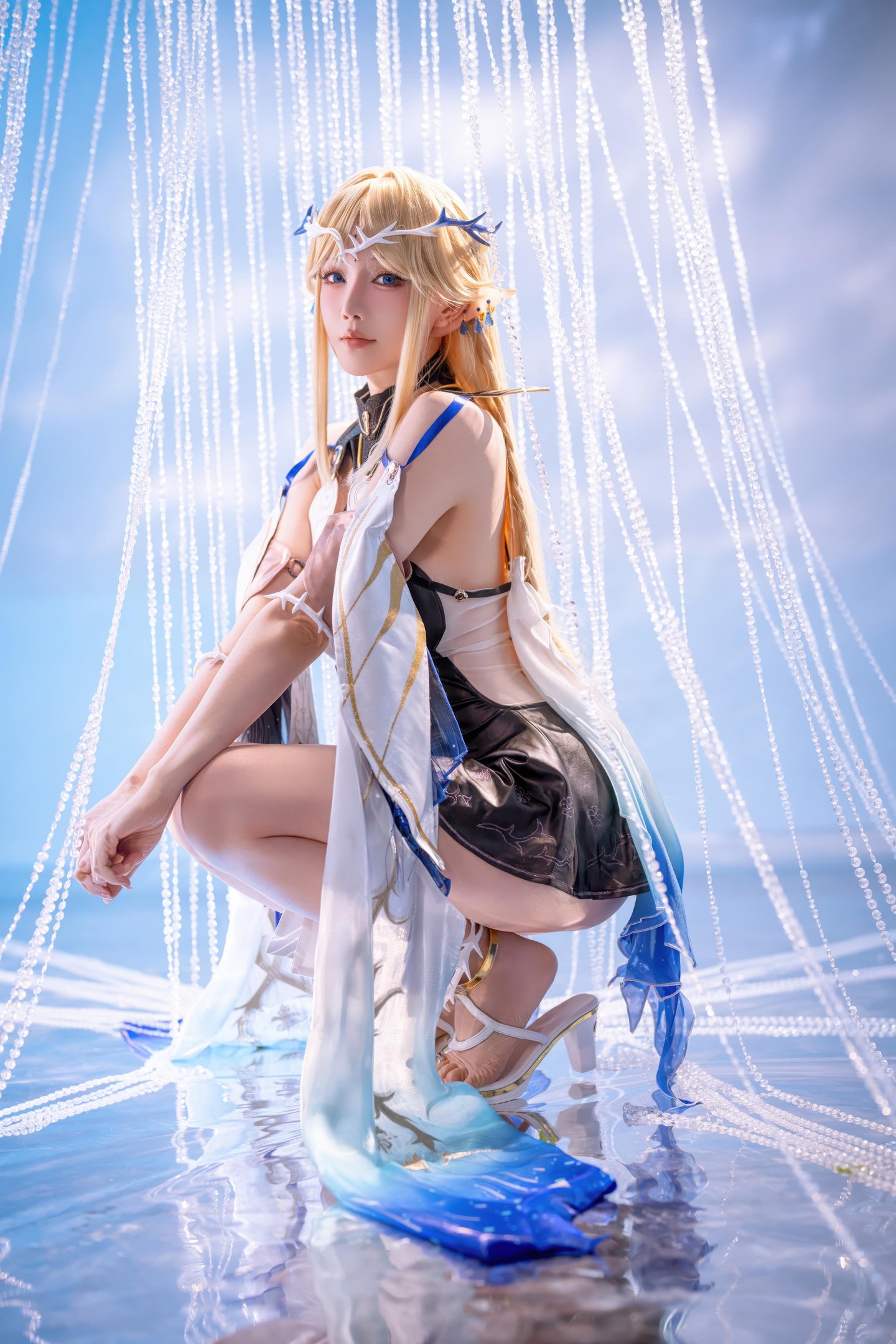 [cosplay] 星之迟迟Hoshilily - 鸣潮 卡提希娅：金发精灵耳蓝白礼装 美胸长腿还原 31P