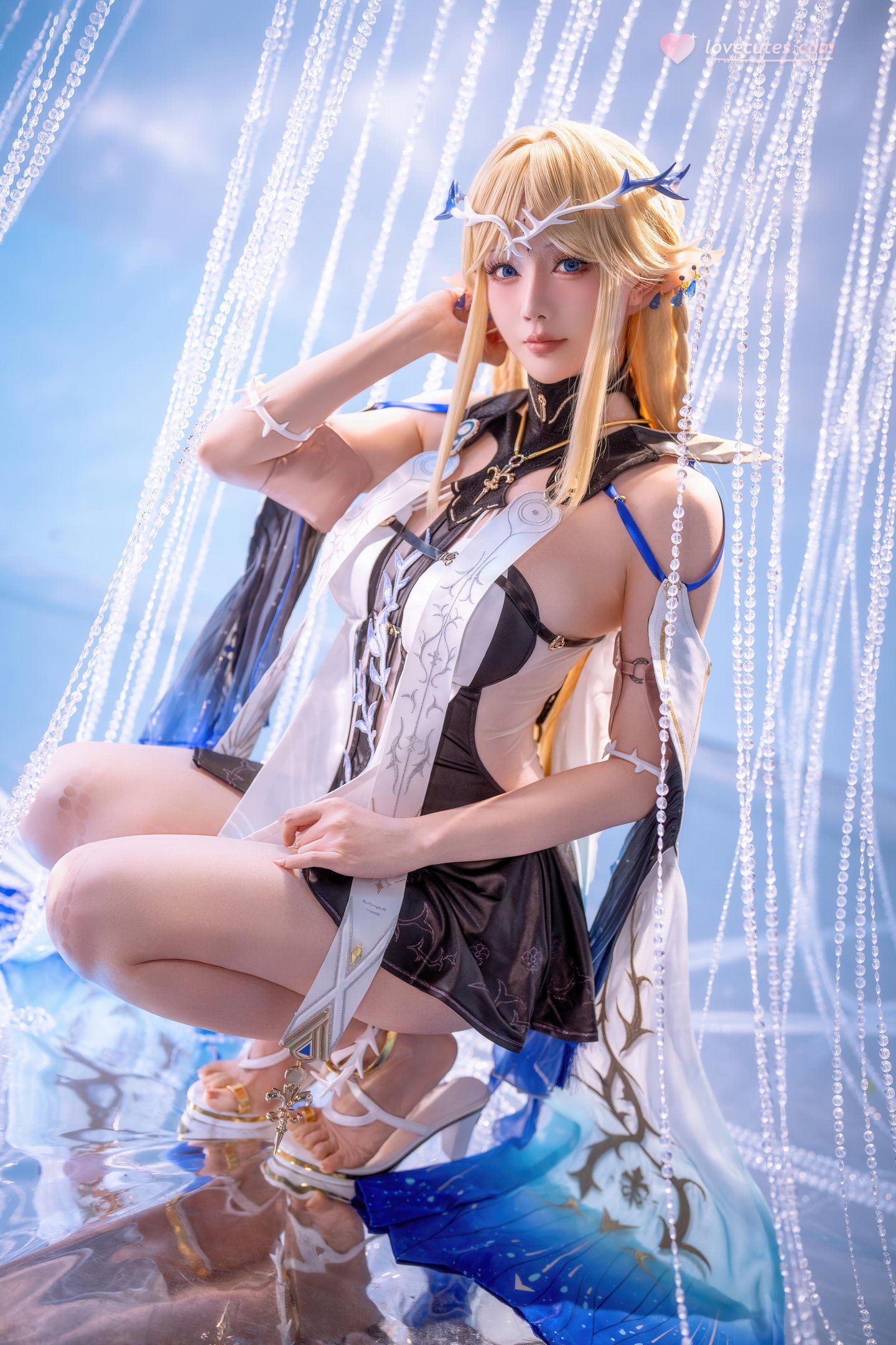 [cosplay] 星之迟迟Hoshilily - 鸣潮 卡提希娅：金发精灵耳蓝白礼装 美胸长腿还原 31P