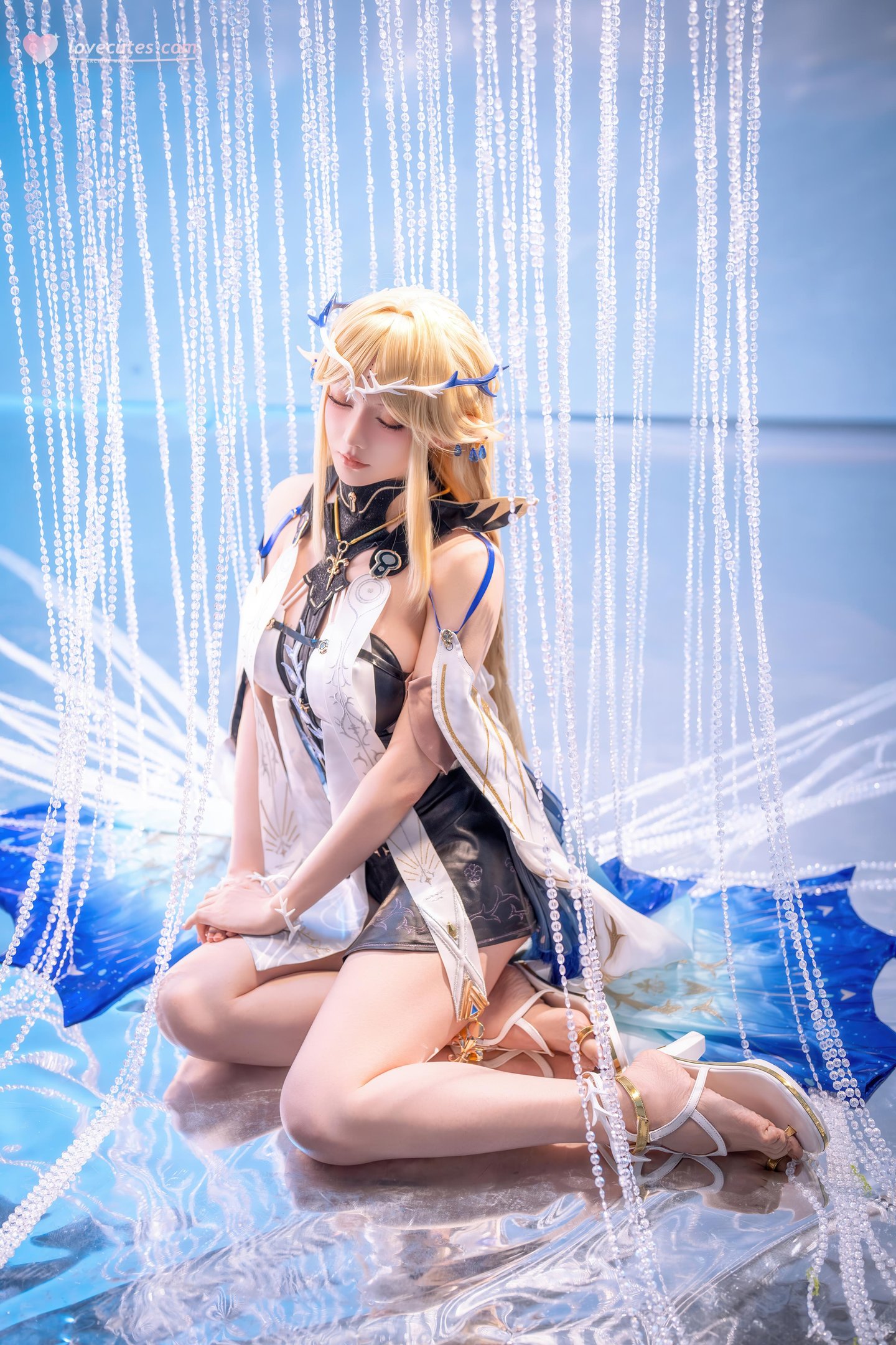 [cosplay] 星之迟迟Hoshilily - 鸣潮 卡提希娅：金发精灵耳蓝白礼装 美胸长腿还原 31P
