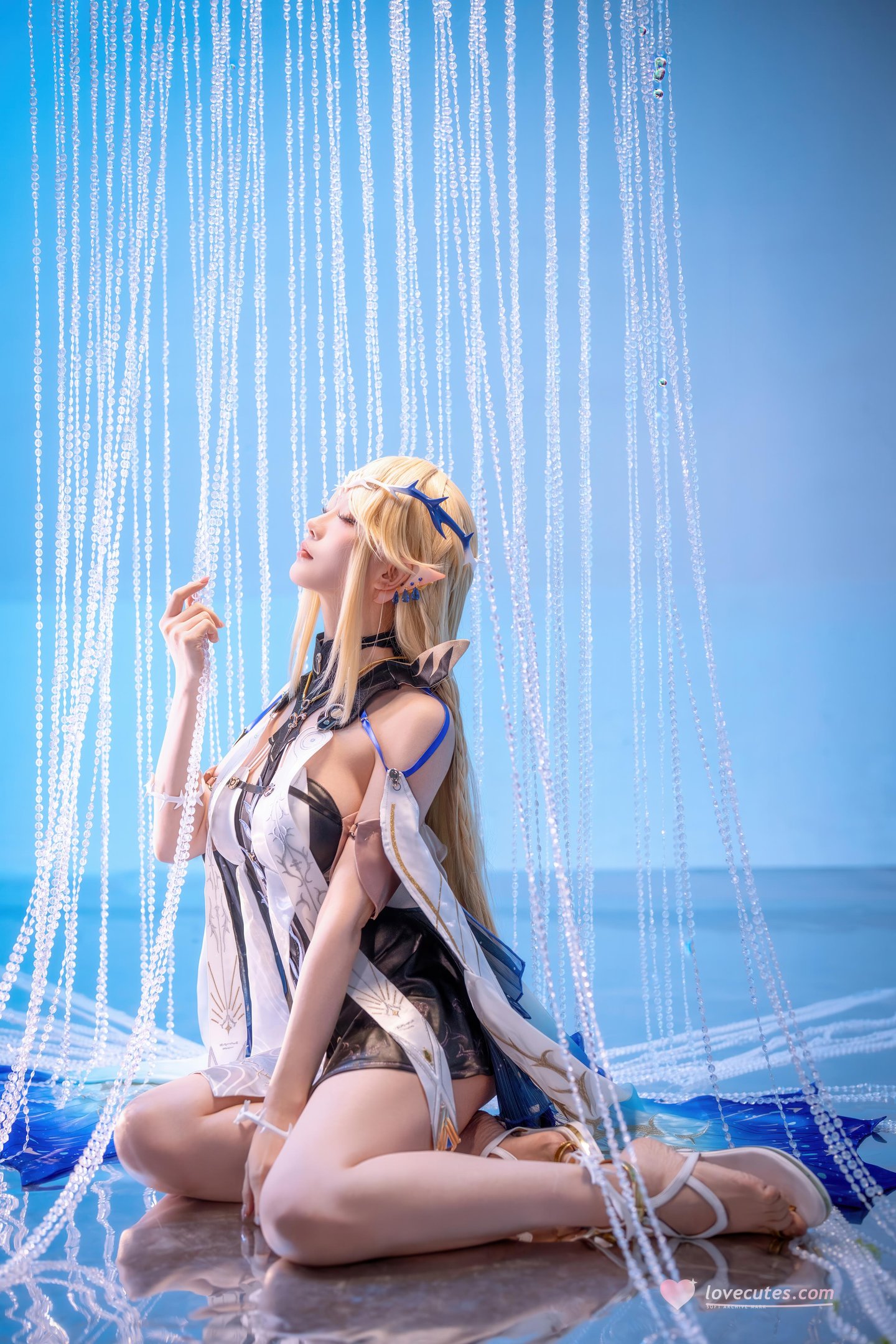 [cosplay] 星之迟迟Hoshilily - 鸣潮 卡提希娅：金发精灵耳蓝白礼装 美胸长腿还原 31P