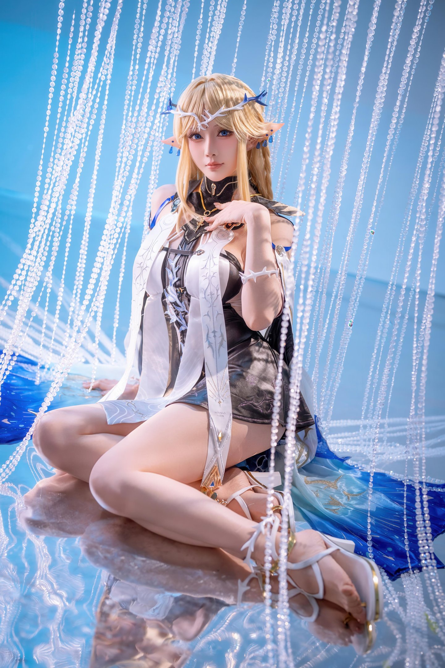 [cosplay] 星之迟迟Hoshilily - 鸣潮 卡提希娅：金发精灵耳蓝白礼装 美胸长腿还原 31P