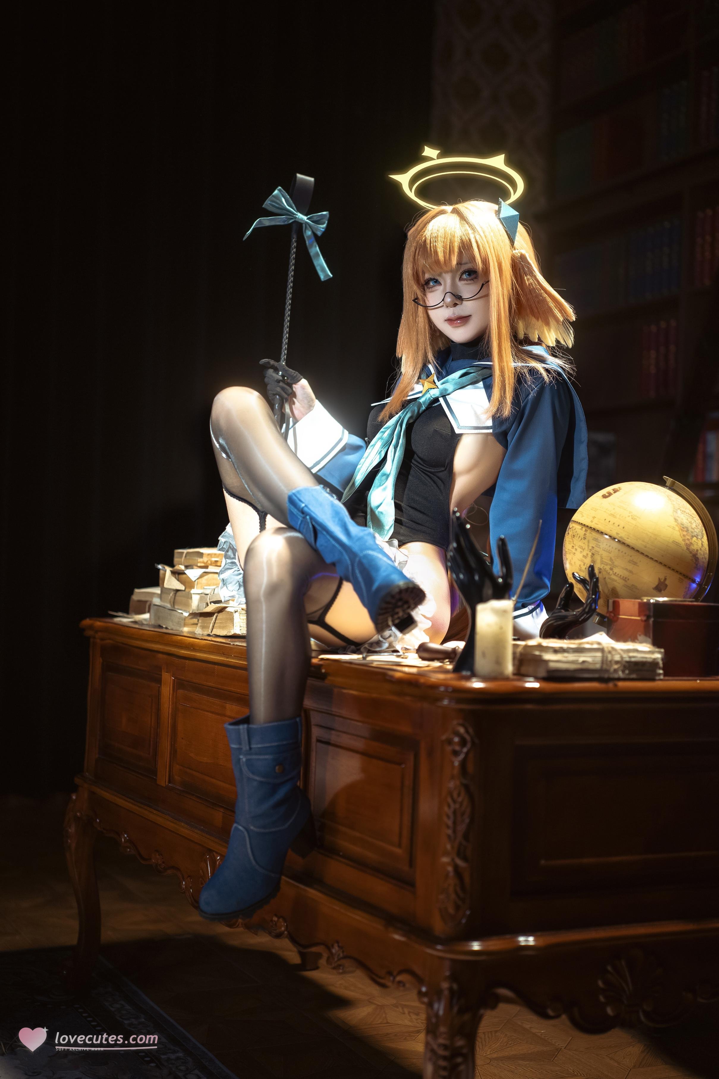 [cosplay] 矢量鱼 - 蔚蓝档案 志美子：眼镜光环图书馆 黑丝高衩露臀还原 50P