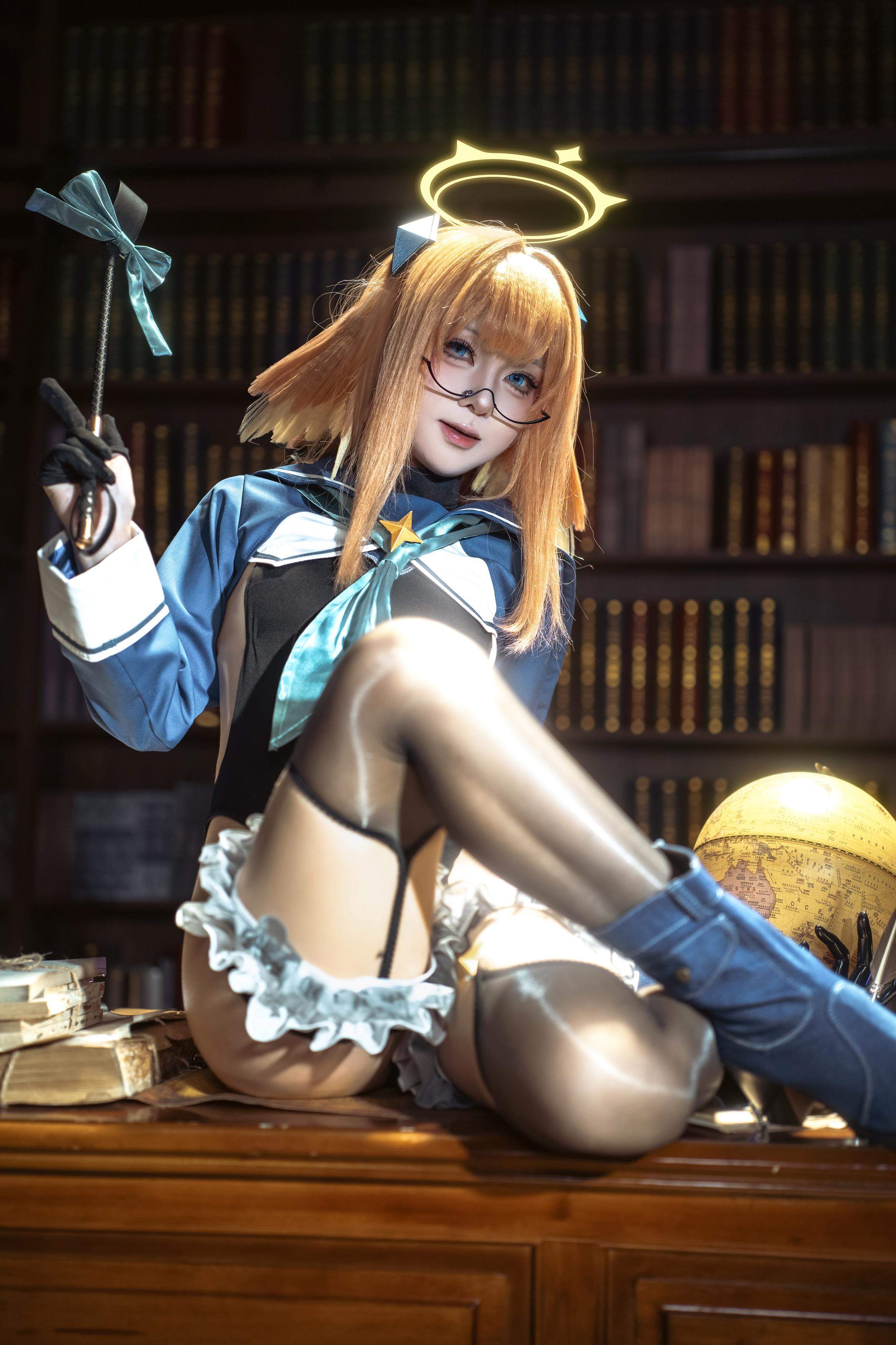 [cosplay] 矢量鱼 - 蔚蓝档案 志美子：眼镜光环图书馆 黑丝高衩露臀还原 50P