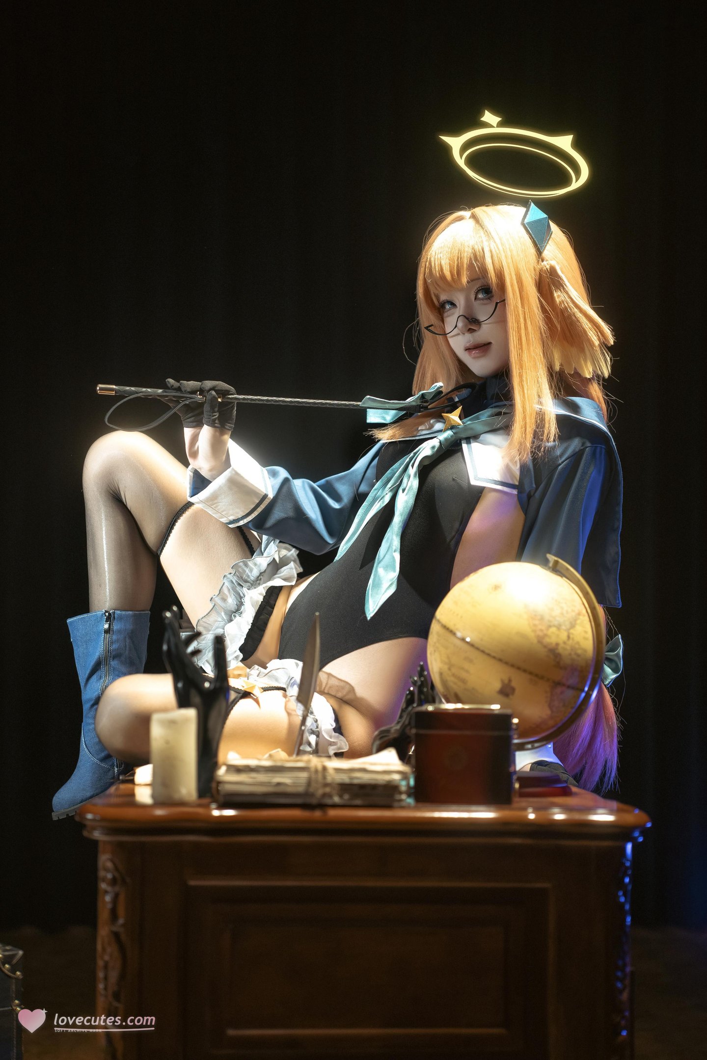 [cosplay] 矢量鱼 - 蔚蓝档案 志美子：眼镜光环图书馆 黑丝高衩露臀还原 50P
