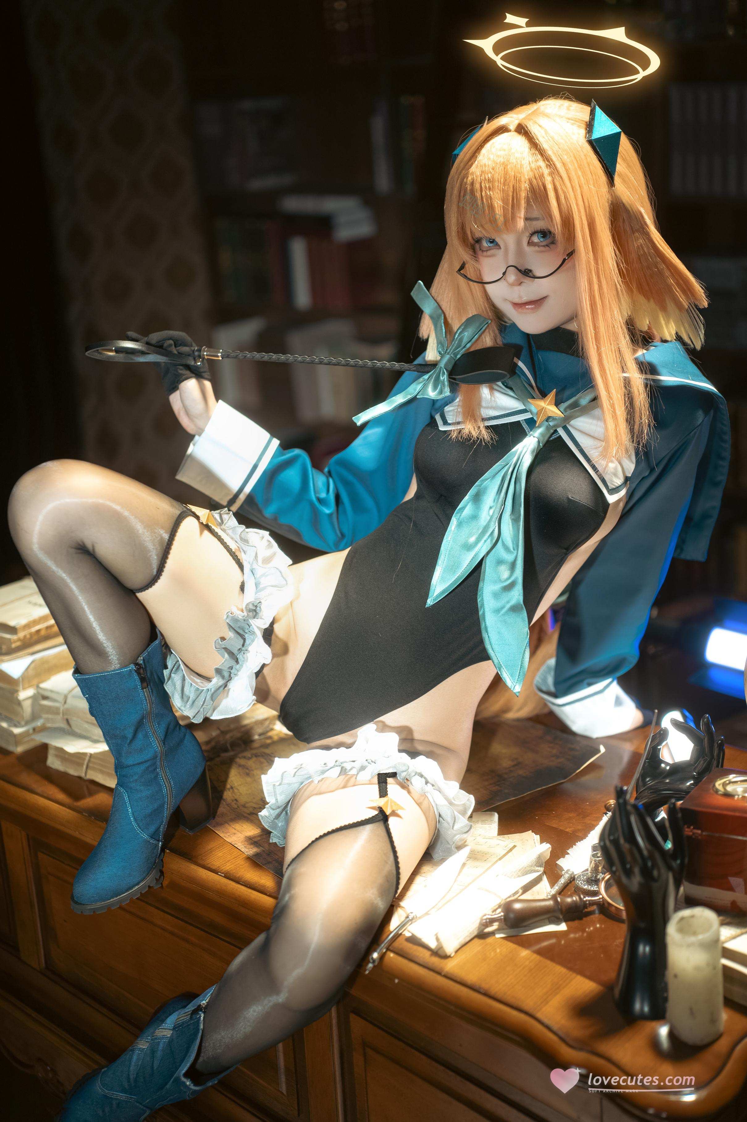 [cosplay] 矢量鱼 - 蔚蓝档案 志美子：眼镜光环图书馆 黑丝高衩露臀还原 50P