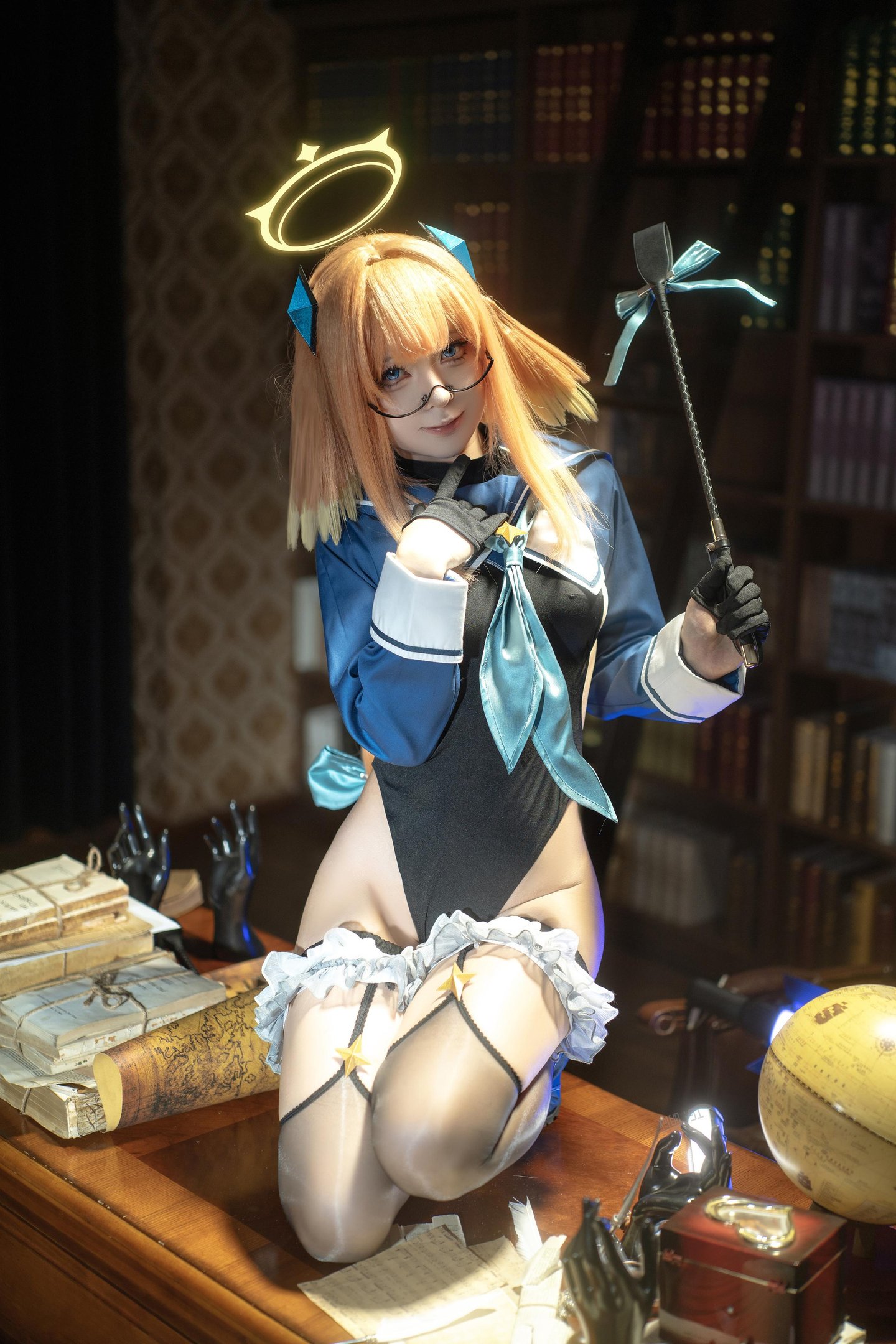 [cosplay] 矢量鱼 - 蔚蓝档案 志美子：眼镜光环图书馆 黑丝高衩露臀还原 50P