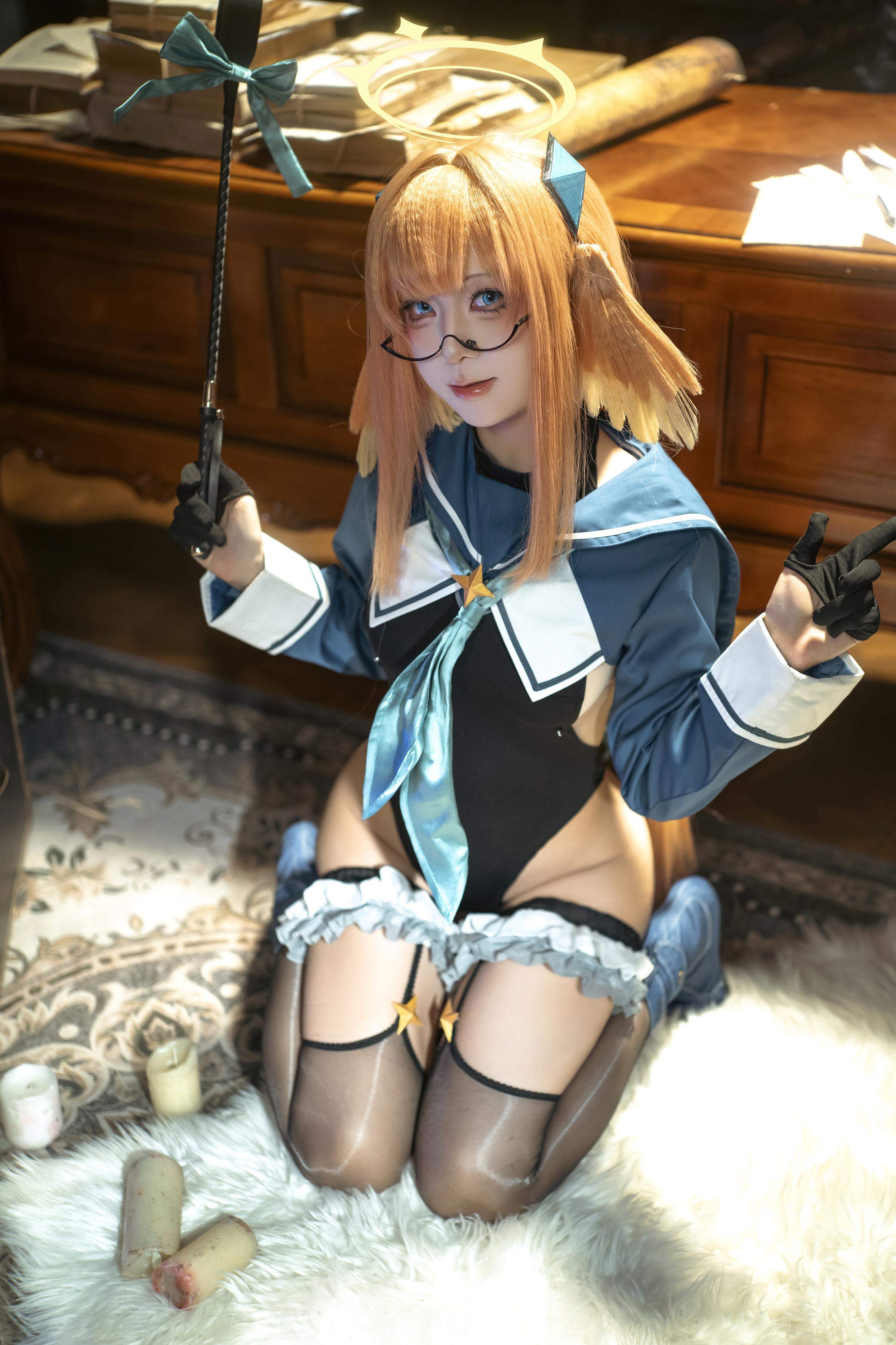 [cosplay] 矢量鱼 - 蔚蓝档案 志美子：眼镜光环图书馆 黑丝高衩露臀还原 50P