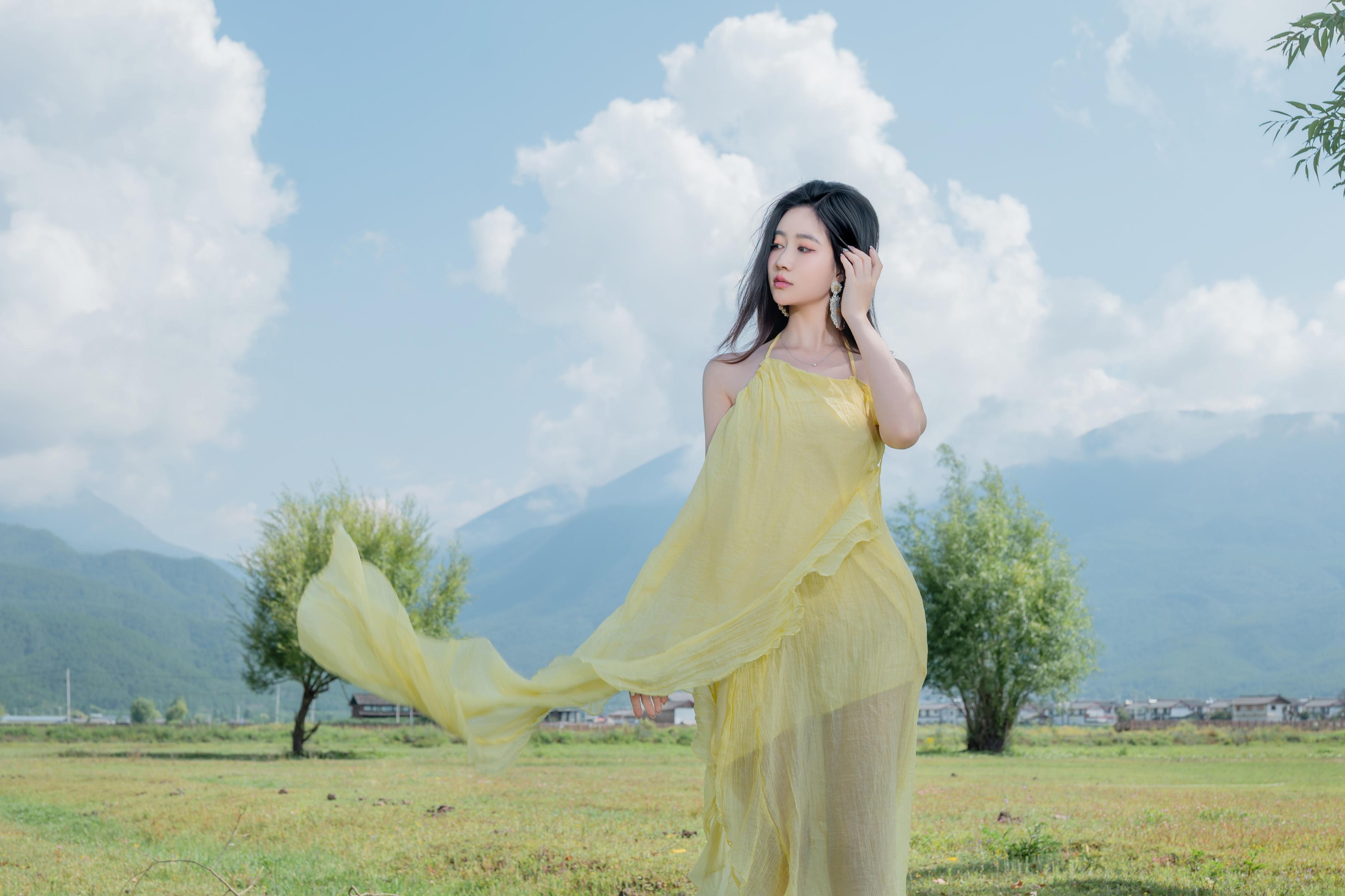 [写真] 年年Nnian - 緑の草原と黄色の布：美脚と露出のアウトドア撮影 83P