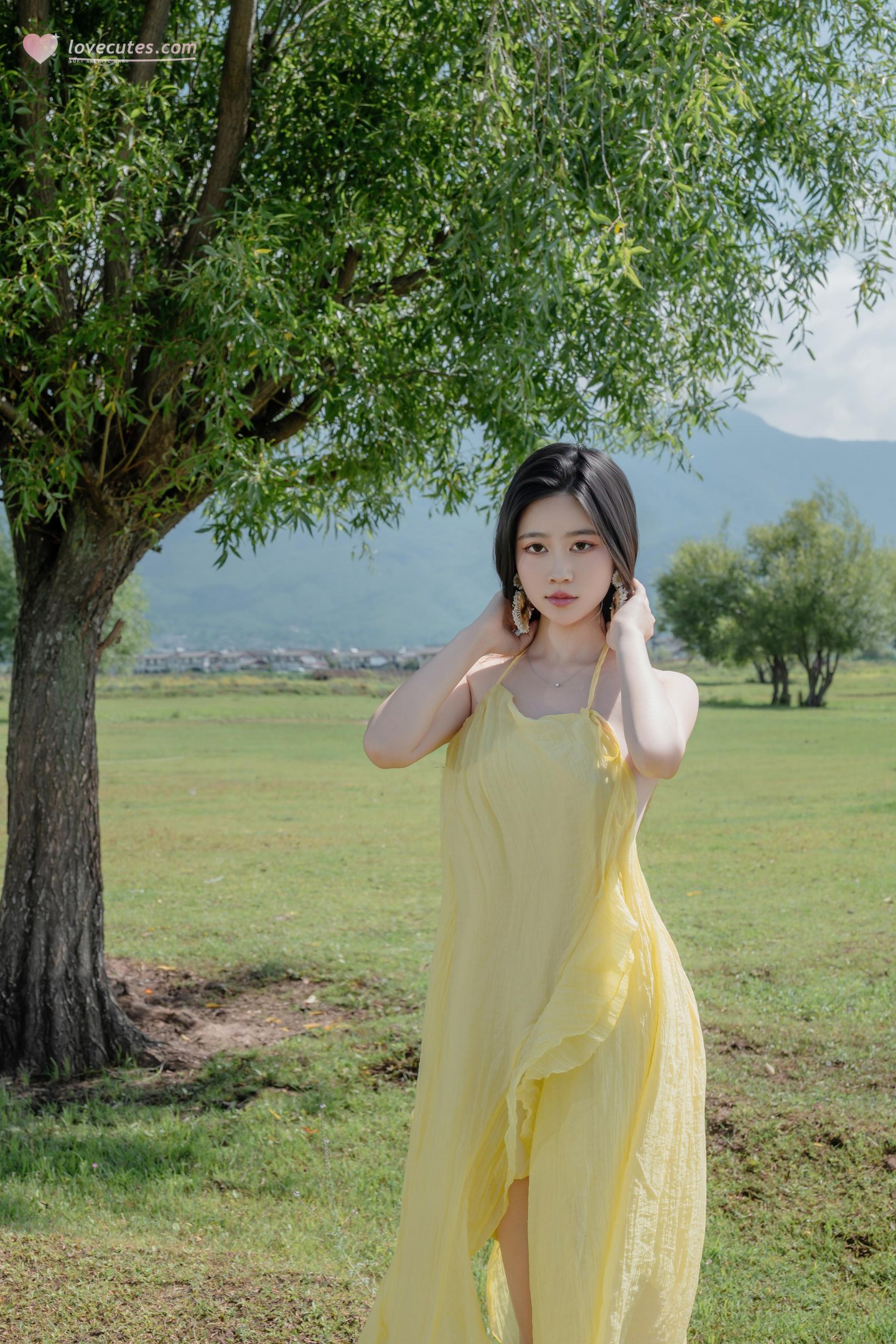 [写真] 年年Nnian - 緑の草原と黄色の布：美脚と露出のアウトドア撮影 83P