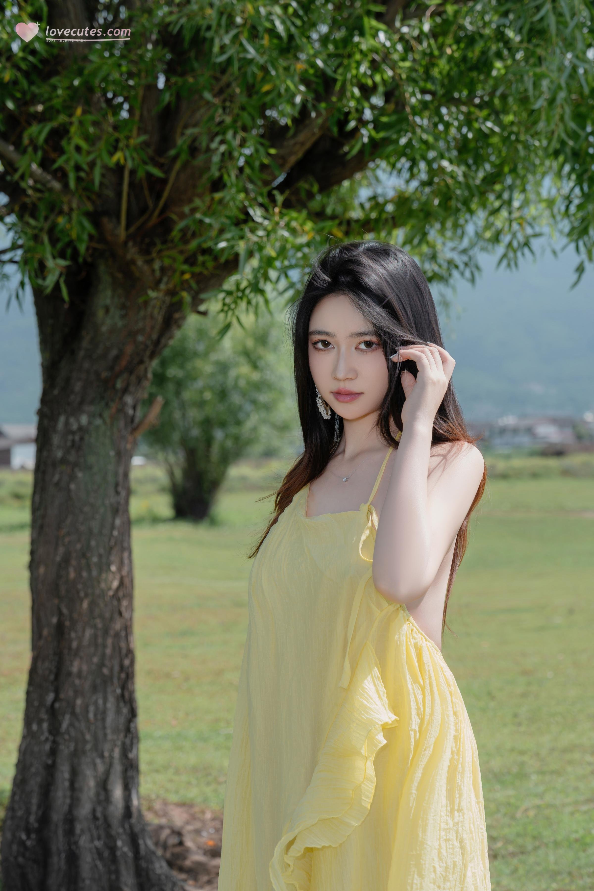 [写真] 年年Nnian - 緑の草原と黄色の布：美脚と露出のアウトドア撮影 83P