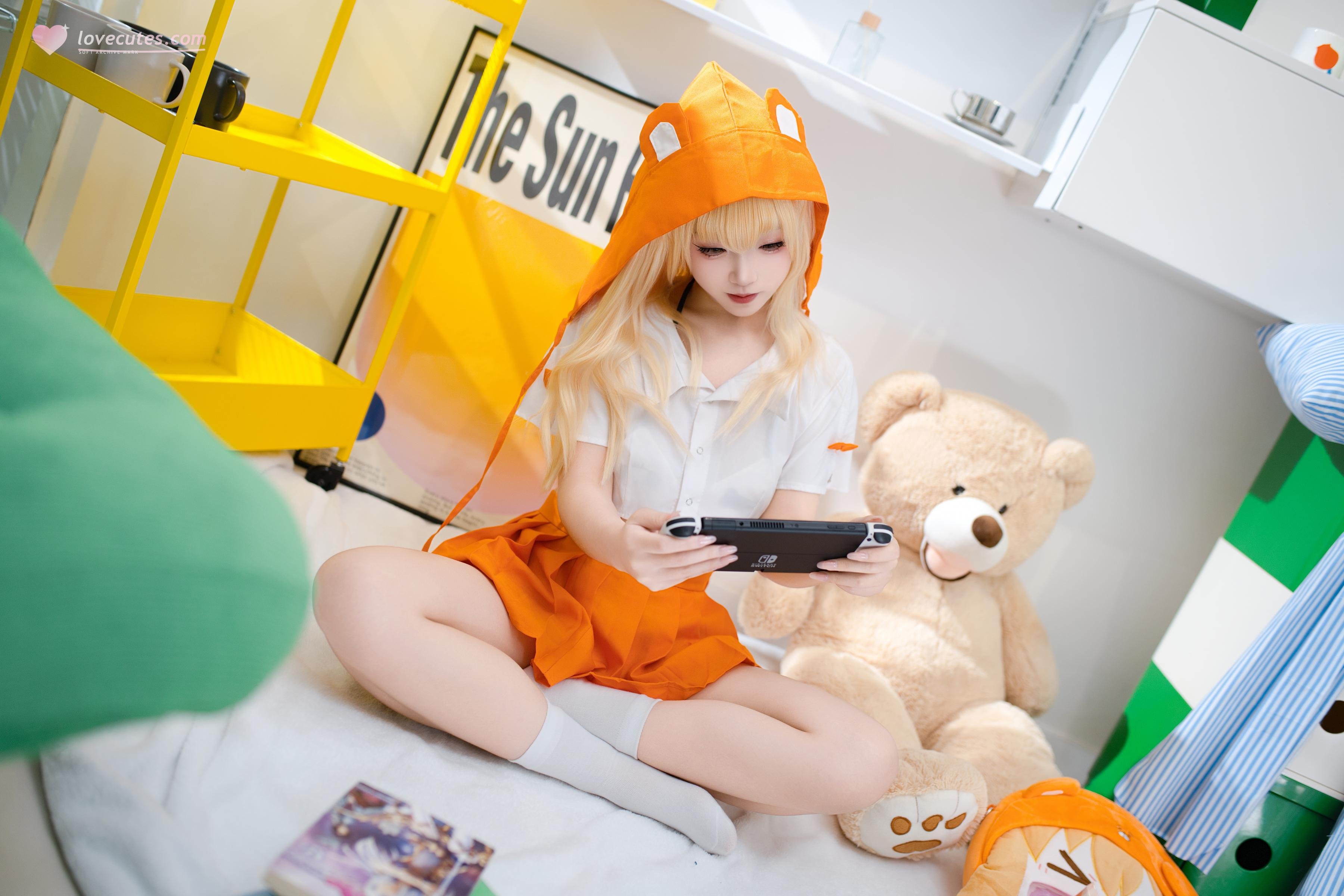 [cosplay] Bangni邦尼 - 干物妹！小埋 土间埋：橙色斗篷白丝露胸 露臀大尺度还原 85P5V