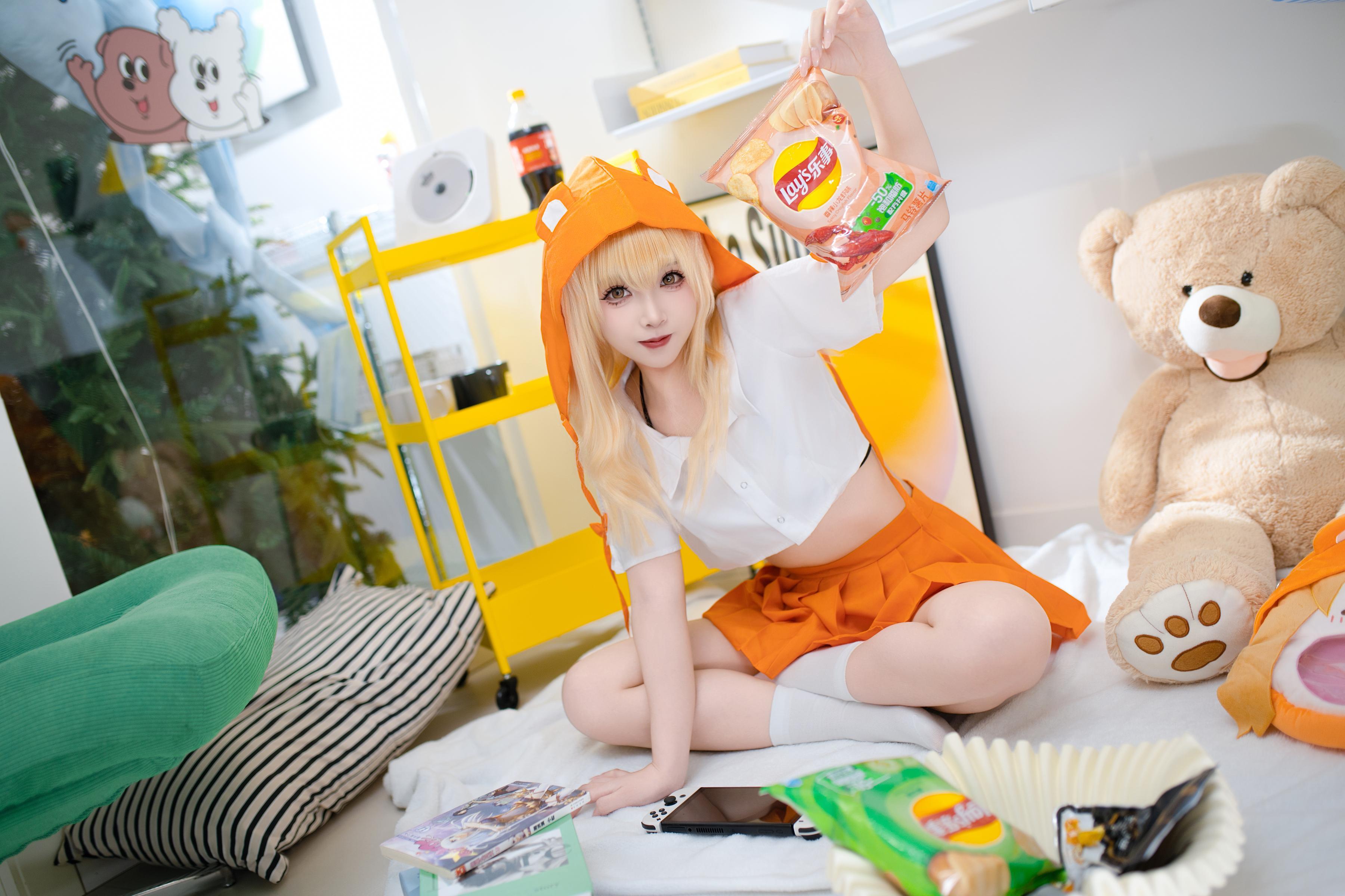 [cosplay] Bangni邦尼 - 干物妹！小埋 土间埋：橙色斗篷白丝露胸 露臀大尺度还原 85P5V