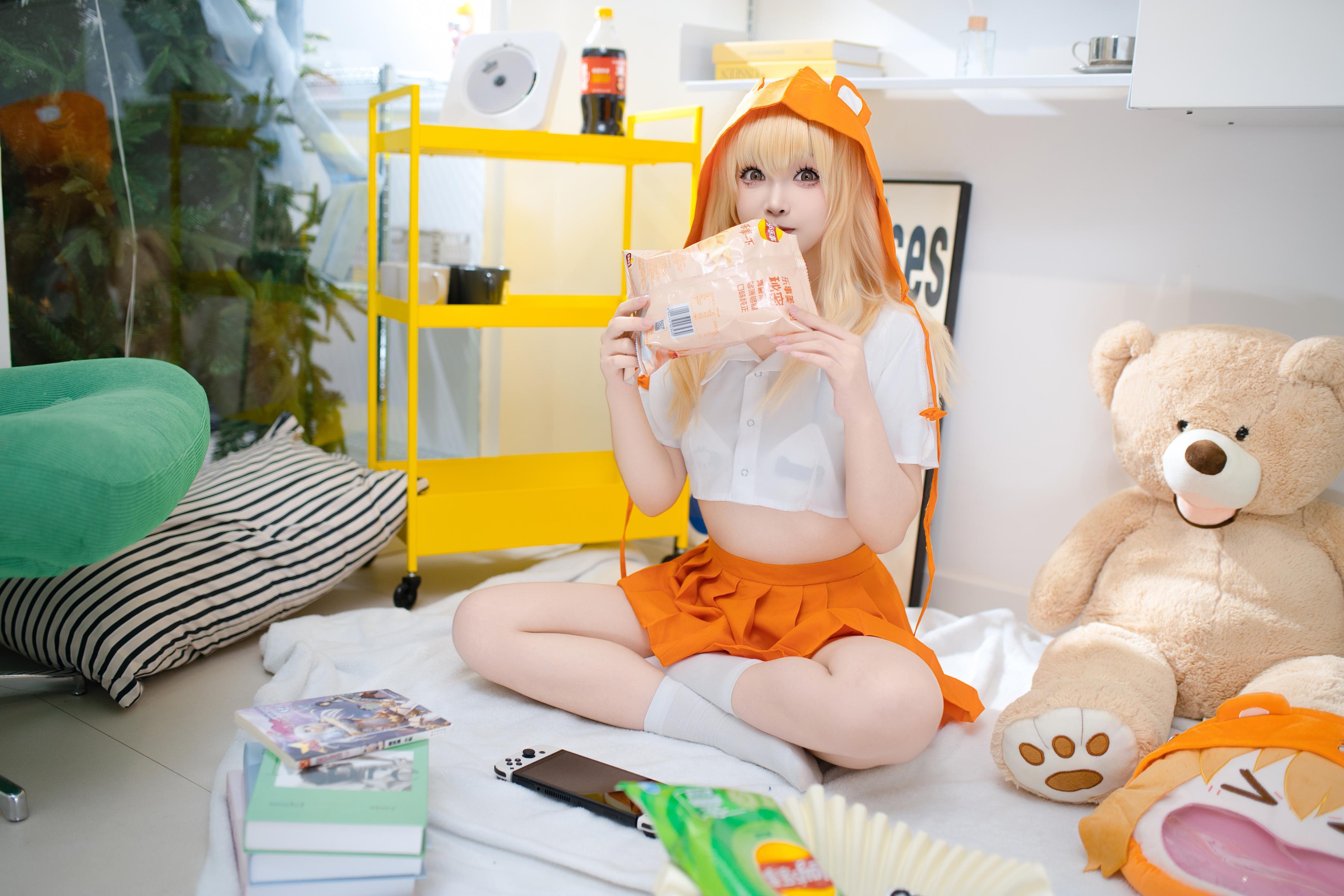 [cosplay] Bangni邦尼 - 干物妹！小埋 土间埋：橙色斗篷白丝露胸 露臀大尺度还原 85P5V