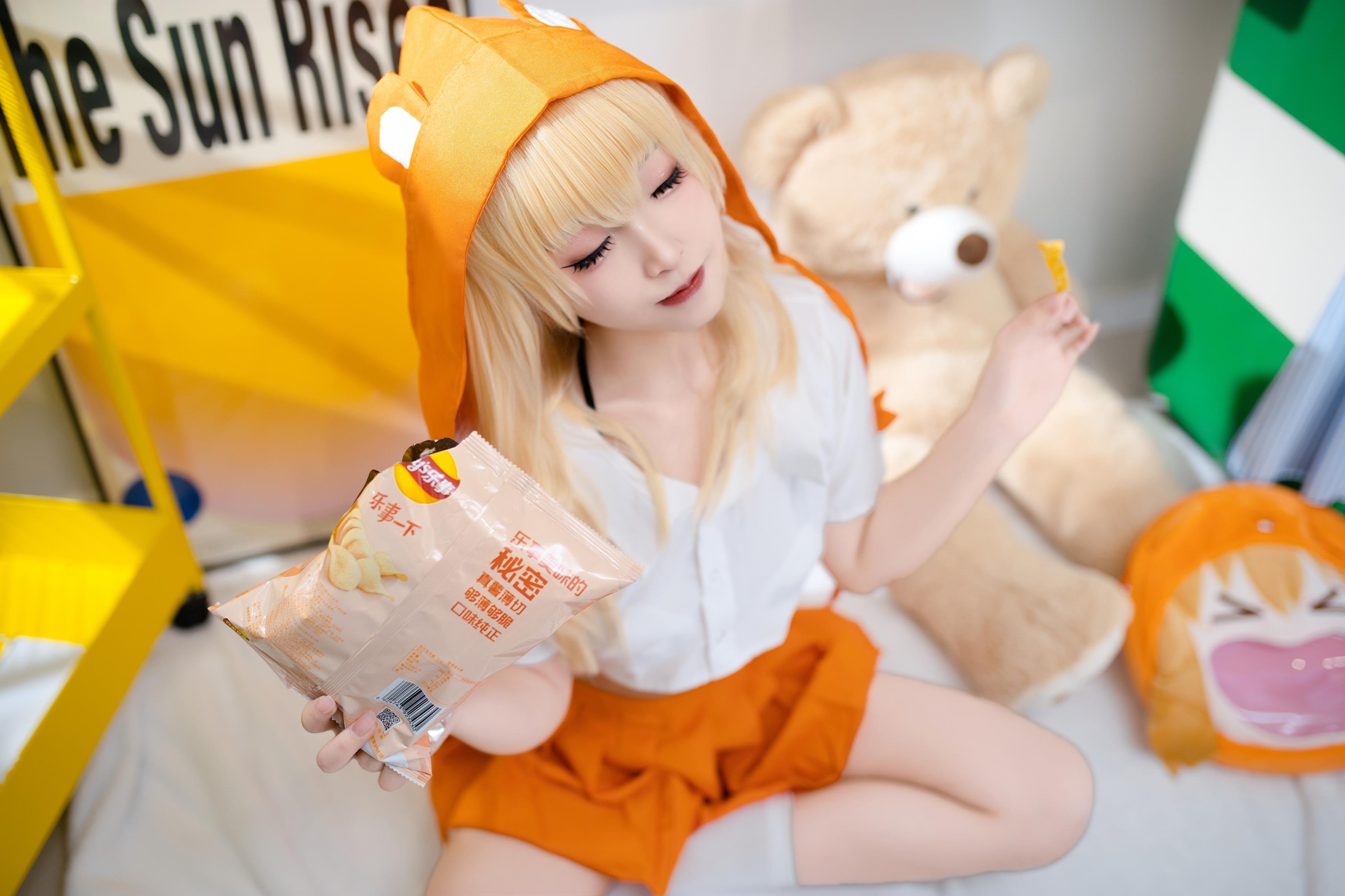 [cosplay] Bangni邦尼 - 干物妹！小埋 土间埋：橙色斗篷白丝露胸 露臀大尺度还原 85P5V