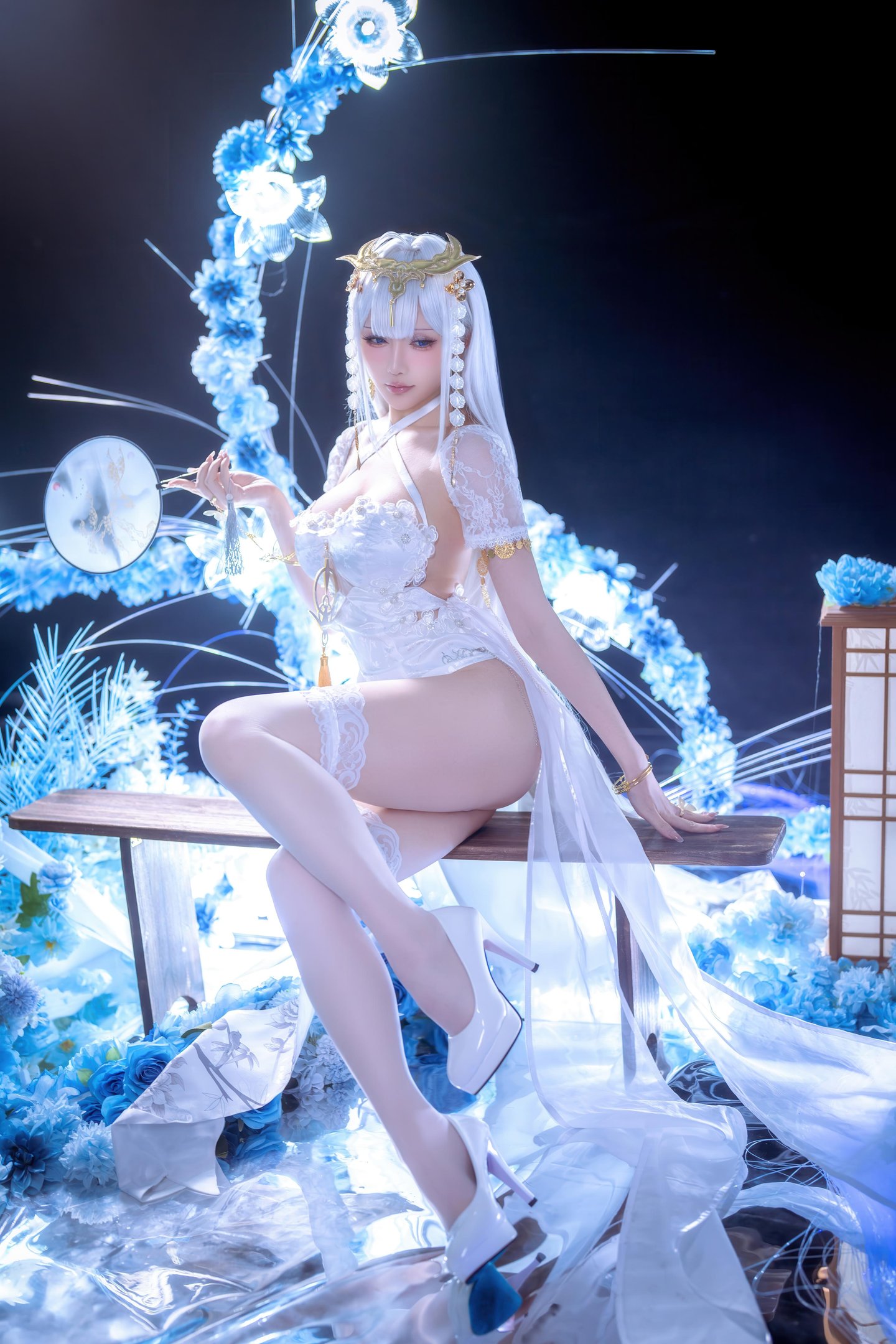 [cosplay] 星之迟迟Hoshilily - 碧蓝航线 埃姆登：白发白丝礼装巨乳 高衩美腿还原 50P