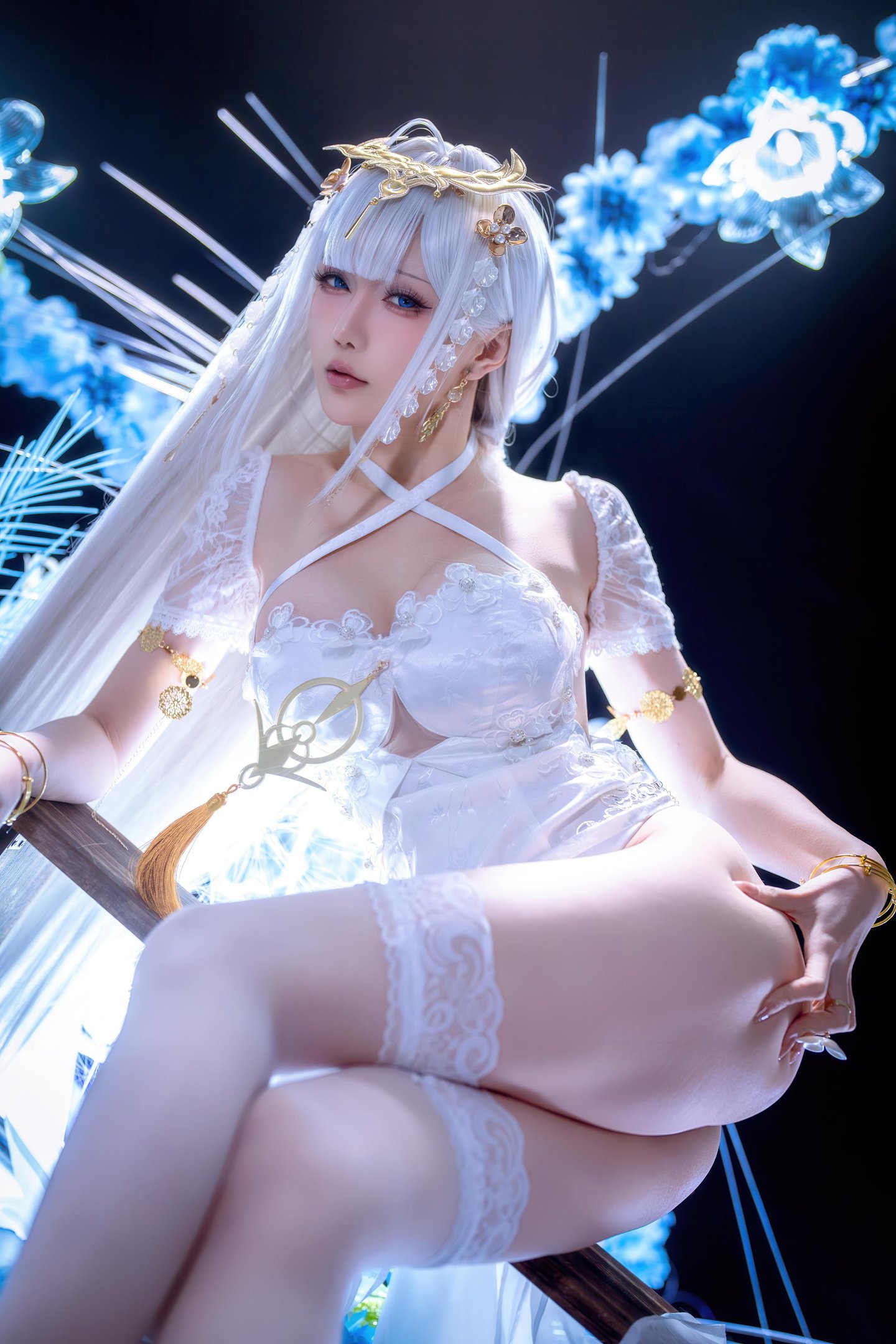 [cosplay] 星之迟迟Hoshilily - 碧蓝航线 埃姆登：白发白丝礼装巨乳 高衩美腿还原 50P