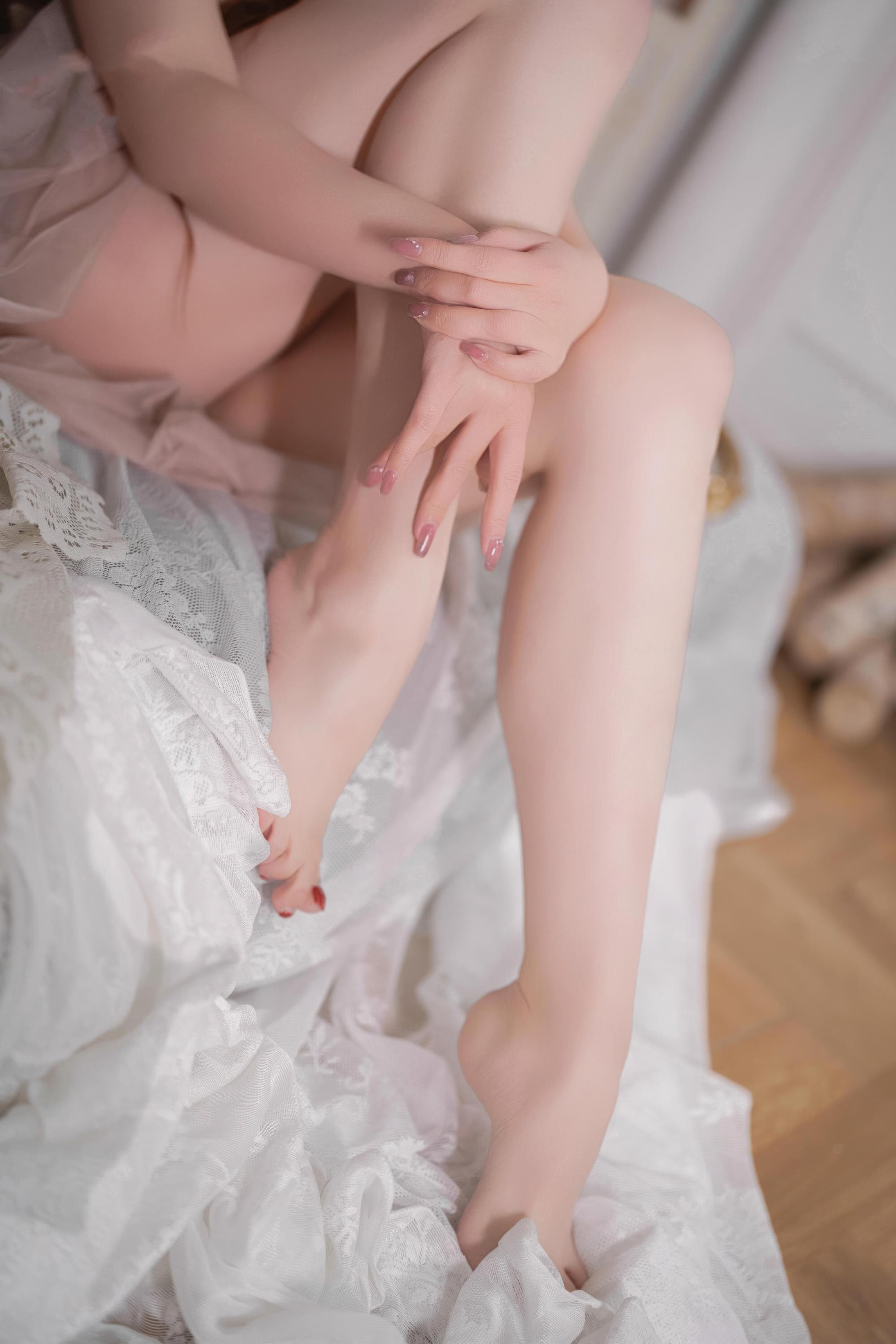 [私房] Natsuko夏夏子 - 2026生日私房 粉雾：粉色薄纱露肩美腿 卧室柔光私房 50P