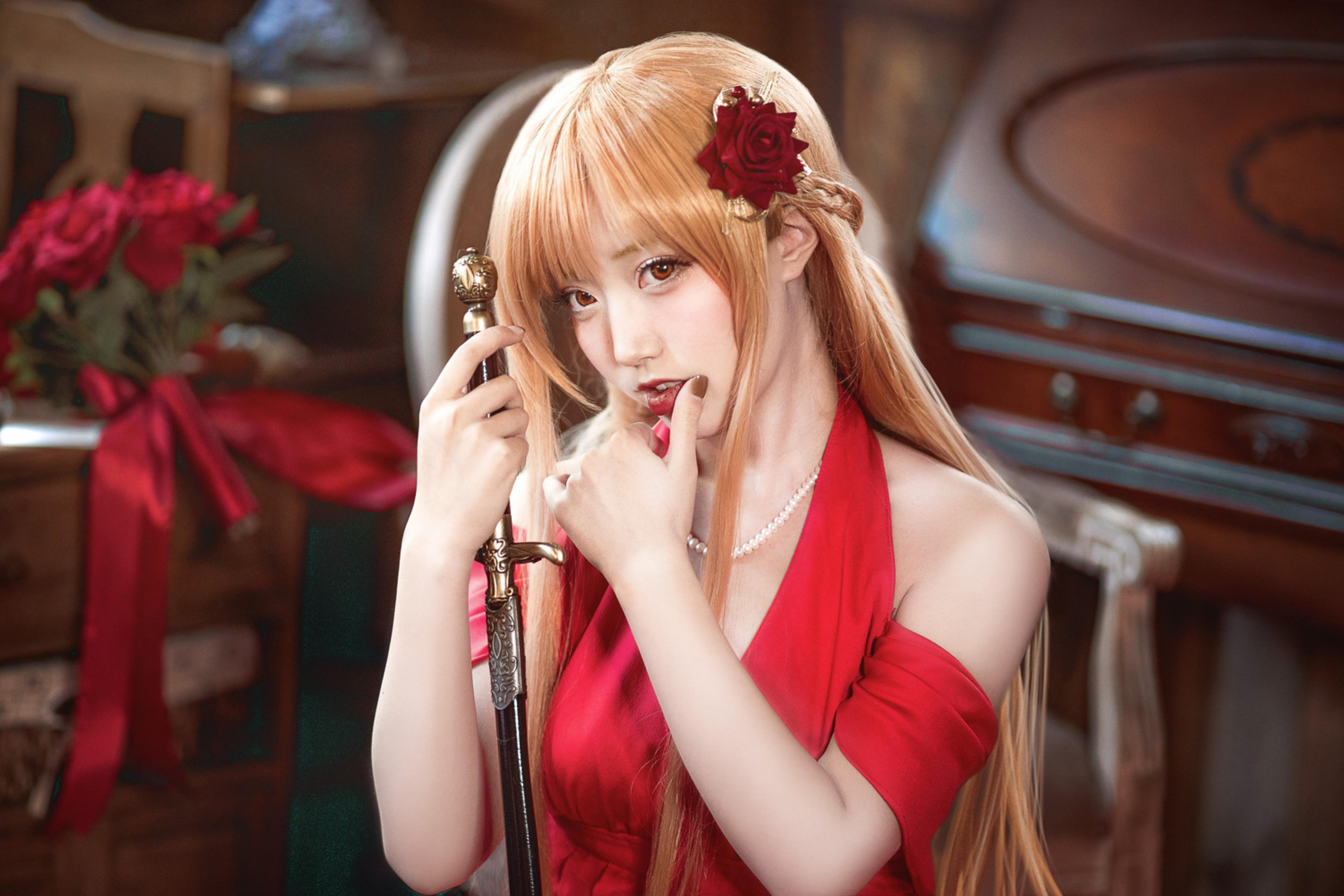 [cosplay] 切切celia - 刀剑神域 亚丝娜 礼服：红裙长发美腿 优雅还原 28P