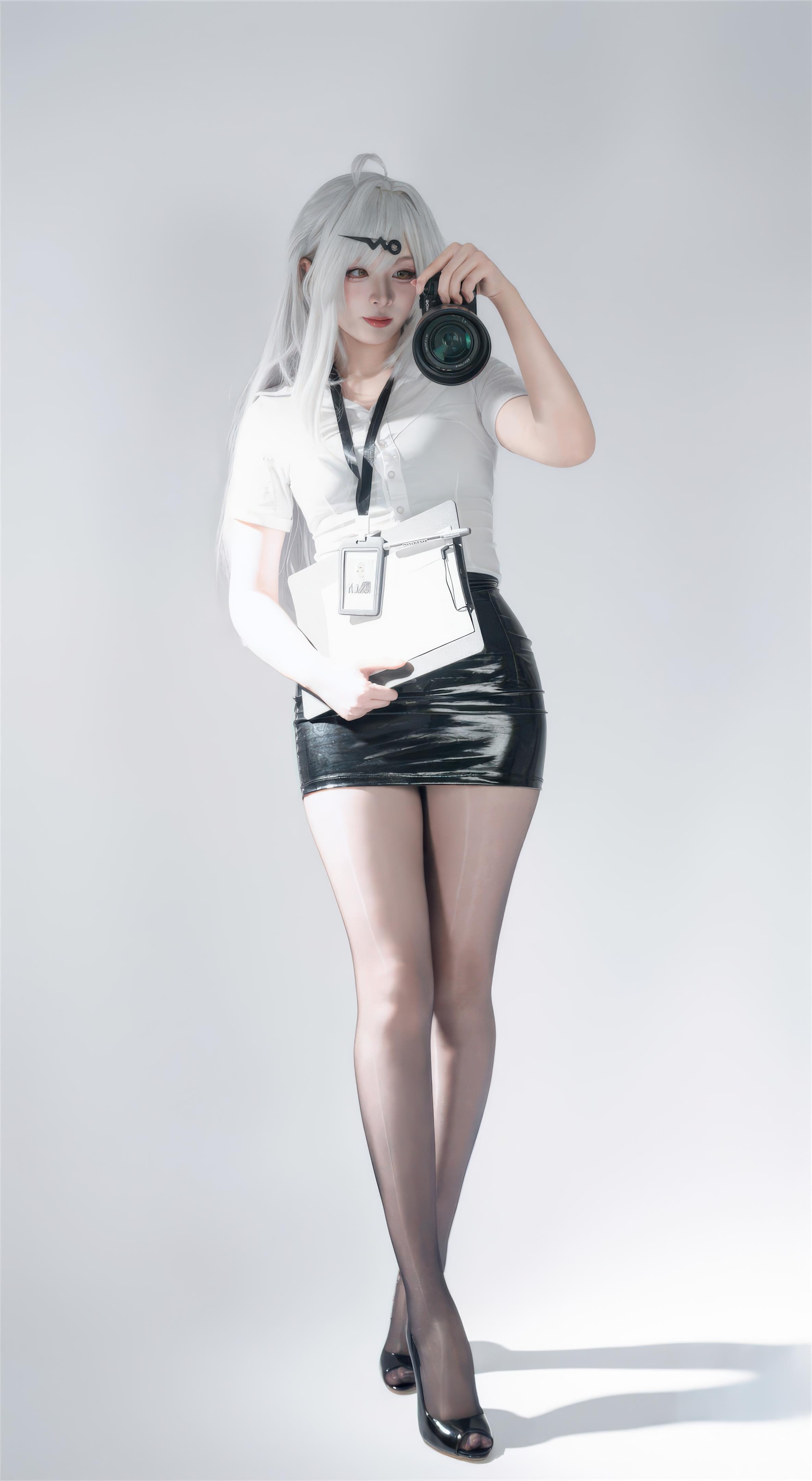 [cosplay] 轩萧学姐 - 绝区零 仪玄 墨形影踪OL：白发黑丝皮衣 长腿还原 100P