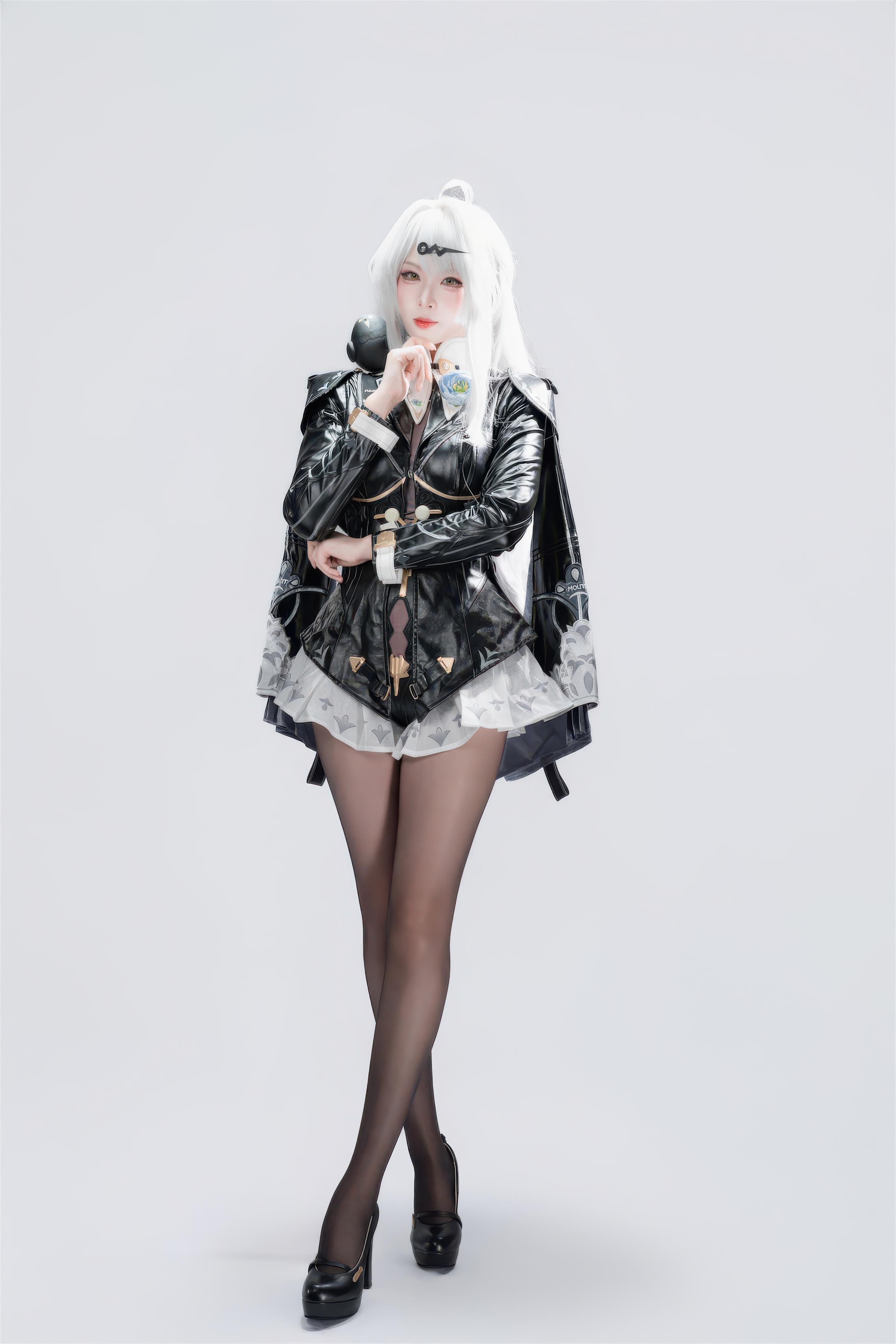 [cosplay] 轩萧学姐 - 绝区零 仪玄 墨形影踪OL：白发黑丝皮衣 长腿还原 100P