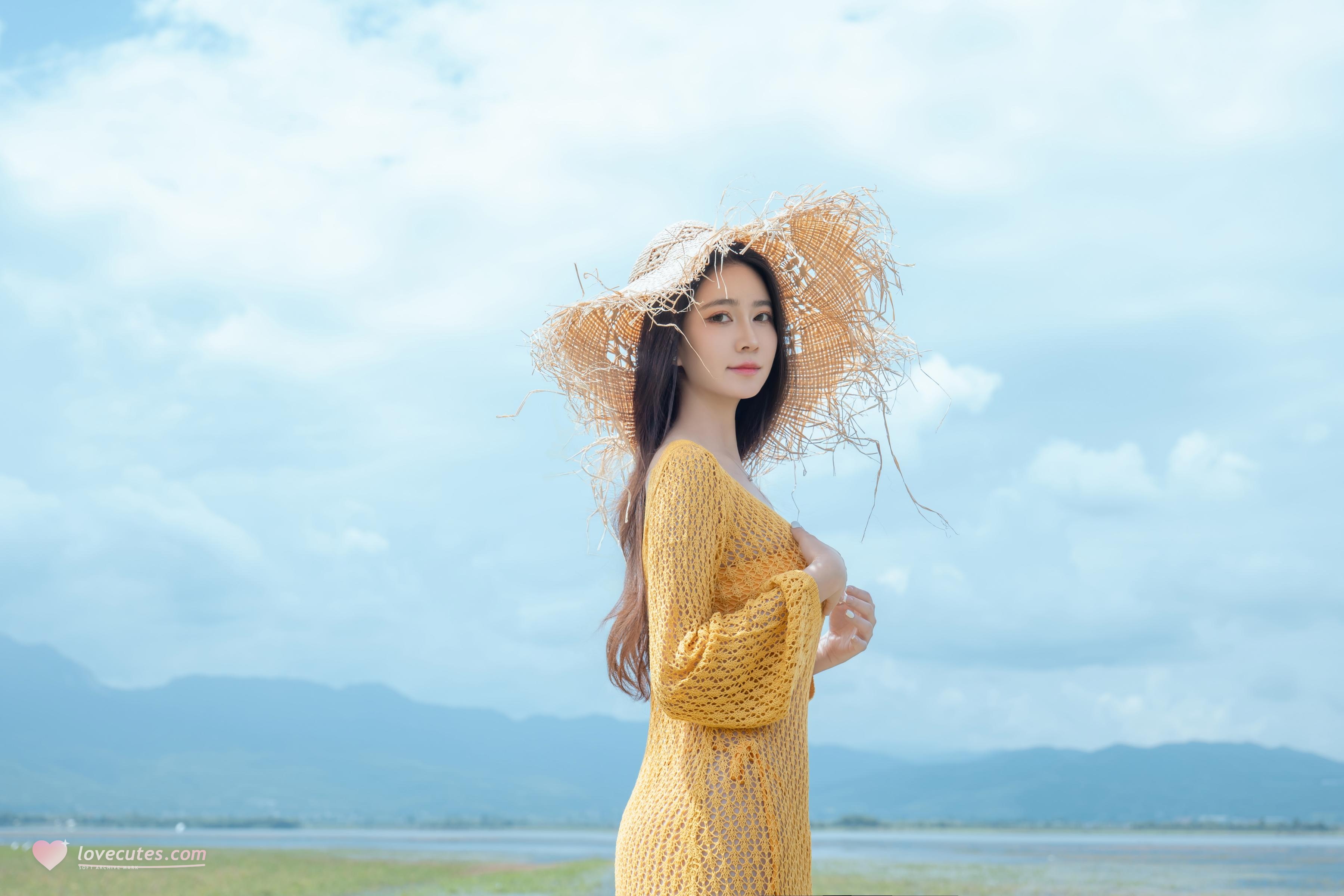 [私房] 年年Nnian - 夏麓：草地橙色比基尼 露胸外拍 80P