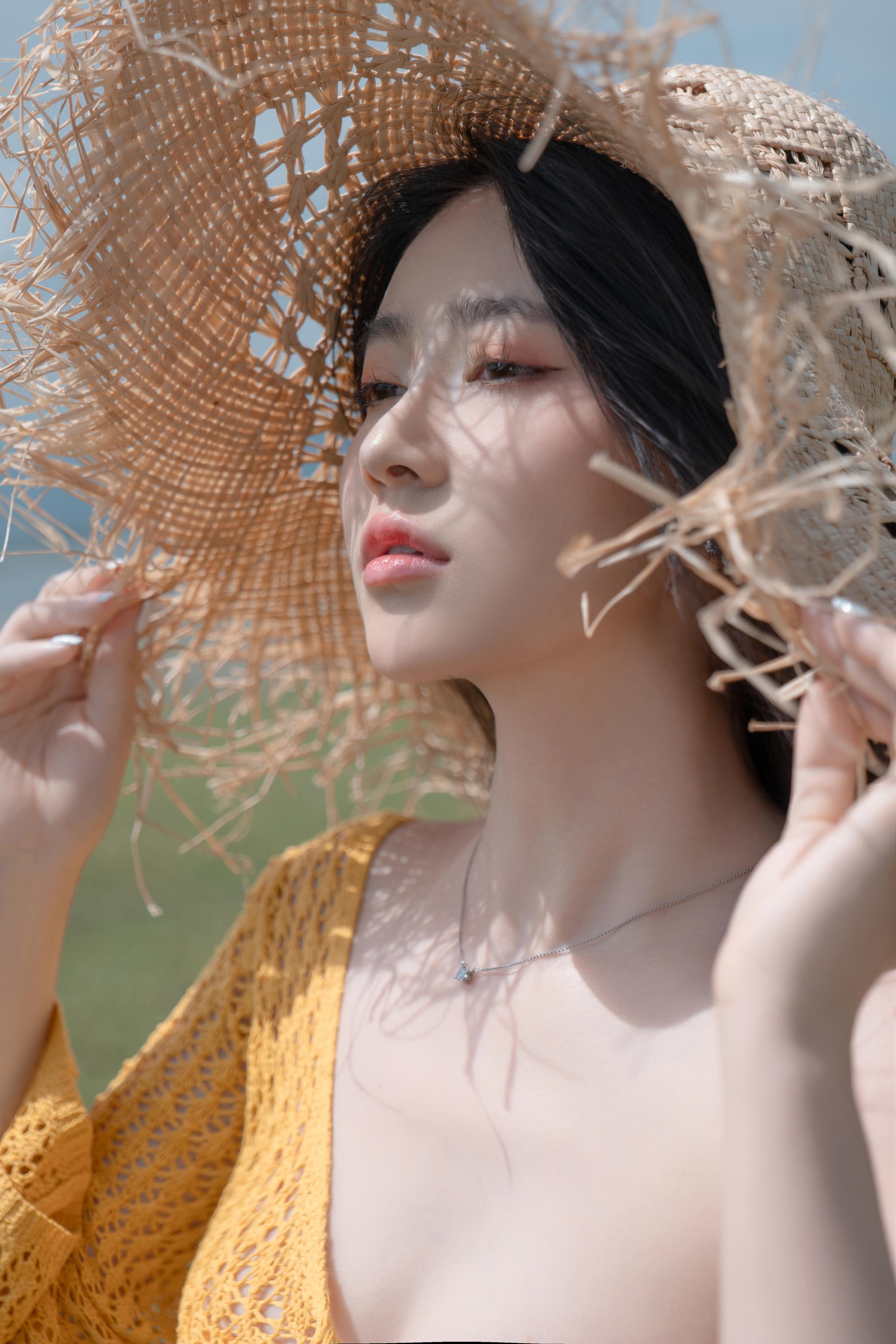 [私房] 年年Nnian - 夏麓：草地橙色比基尼 露胸外拍 80P