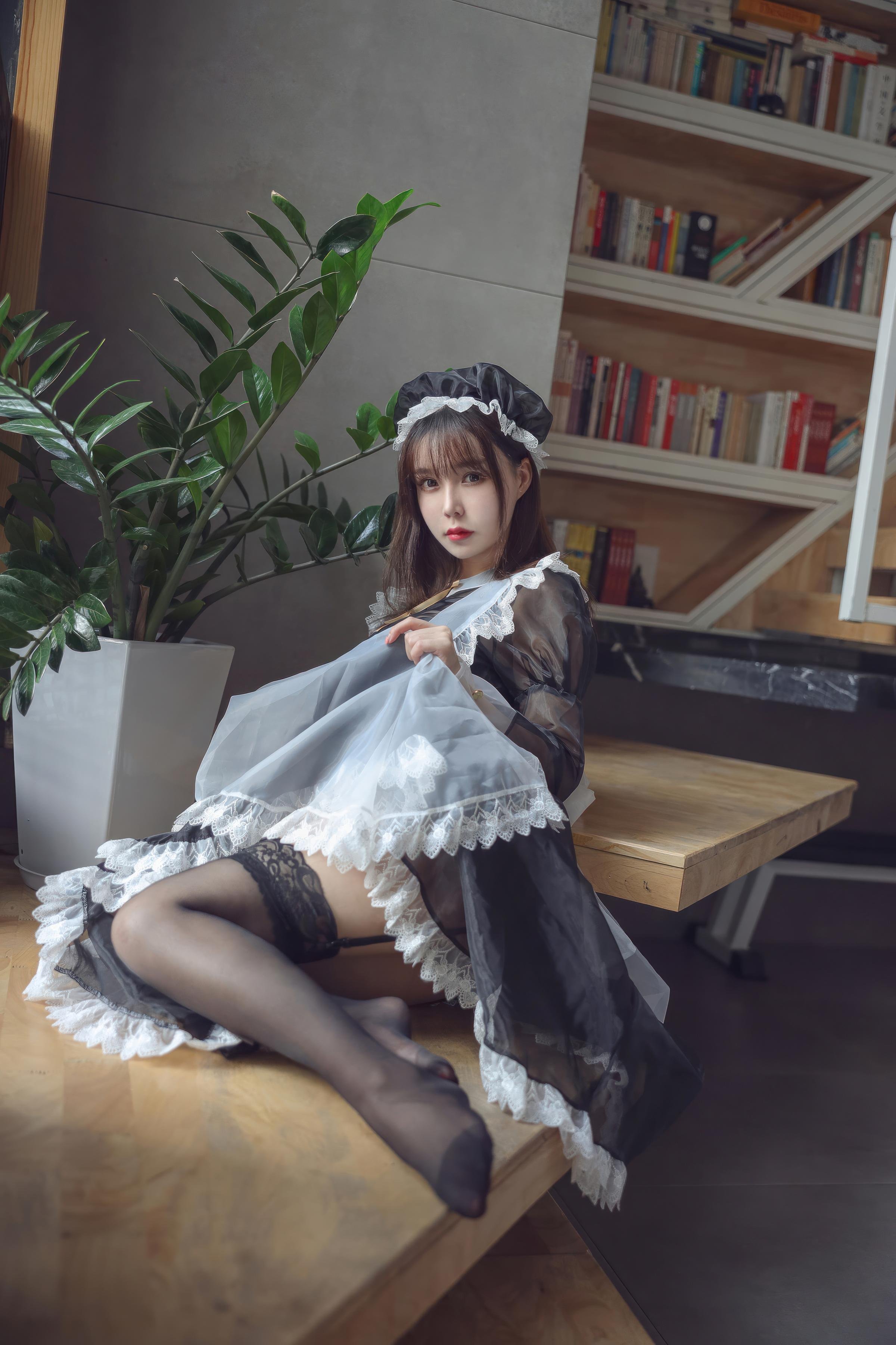 [私房] 亚马逊鲶鱼 - 黑色透明女仆：黑纱女仆黑丝美腿 室内私房 33P