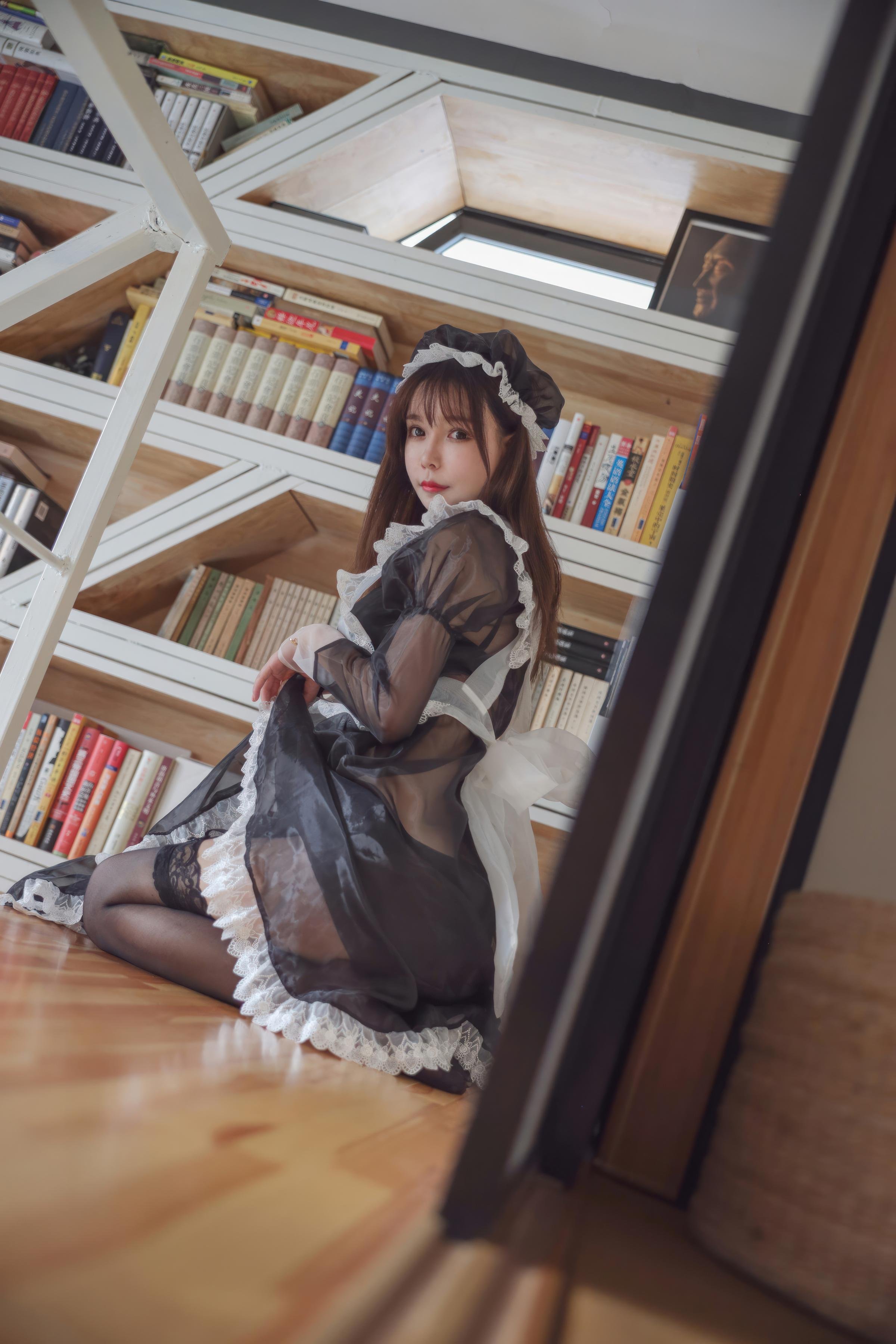 [私房] 亚马逊鲶鱼 - 黑色透明女仆：黑纱女仆黑丝美腿 室内私房 33P