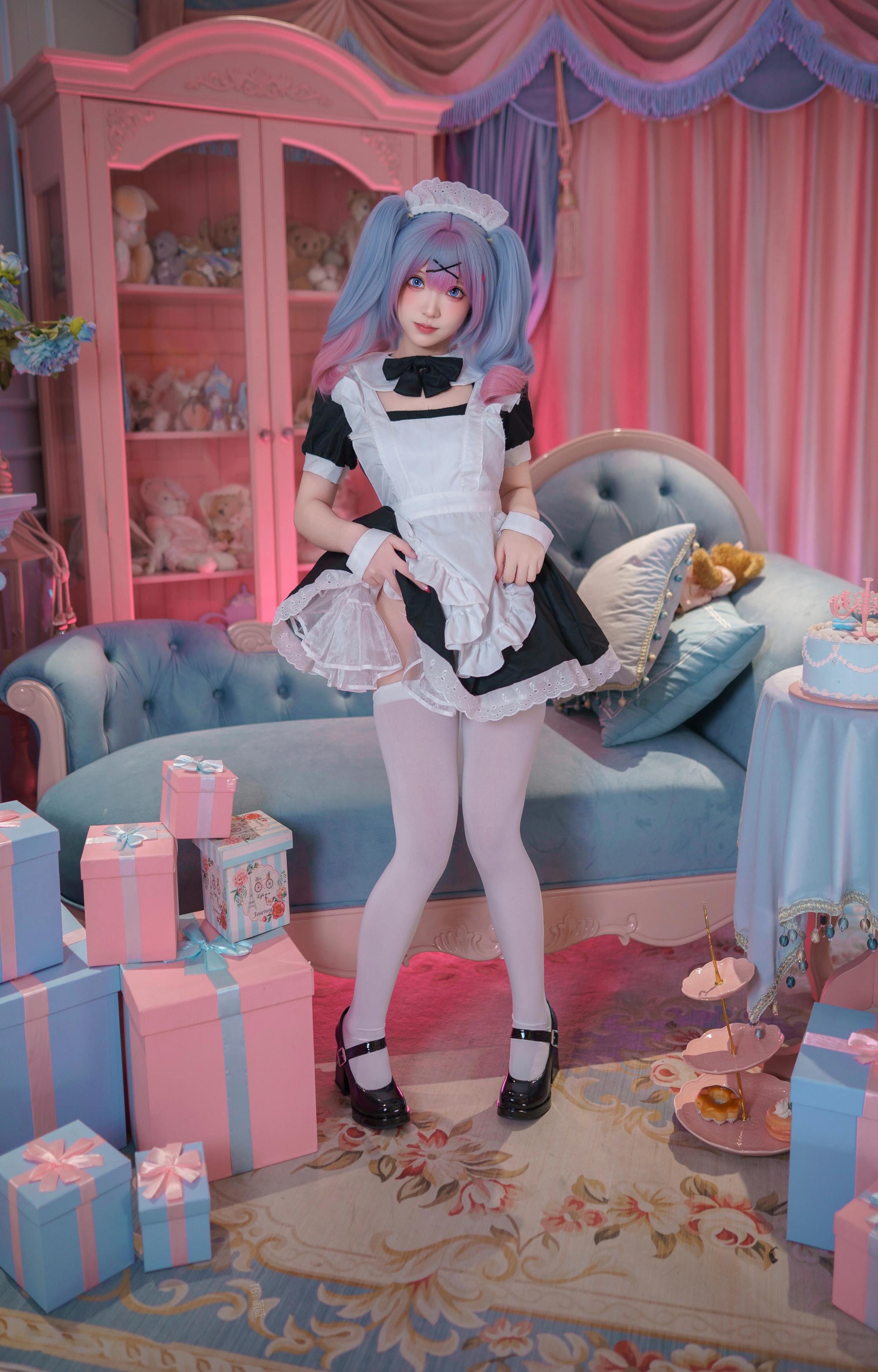 [cosplay] Bangni邦尼 - 初音未来 兔子洞女仆：蓝发女仆白丝露臀 大尺度还原 82P