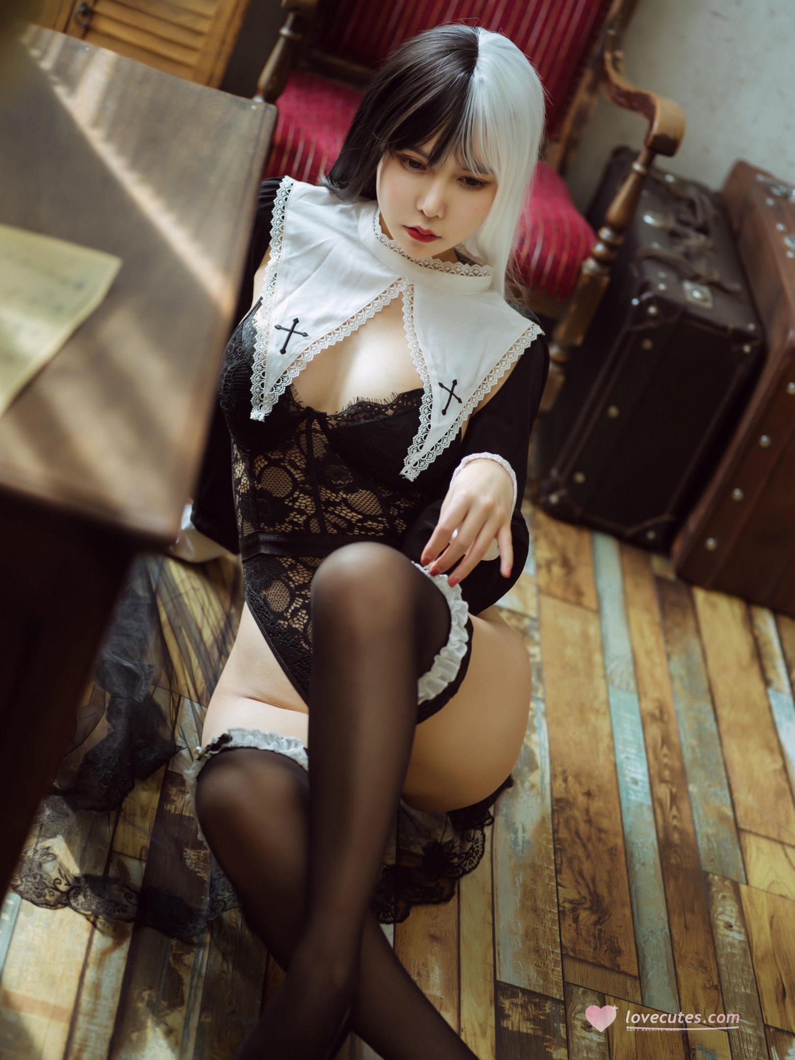 [私房] 亚马逊鲶鱼 - 黑白修女：修女蕾丝内衣黑丝 翘臀私房 24P