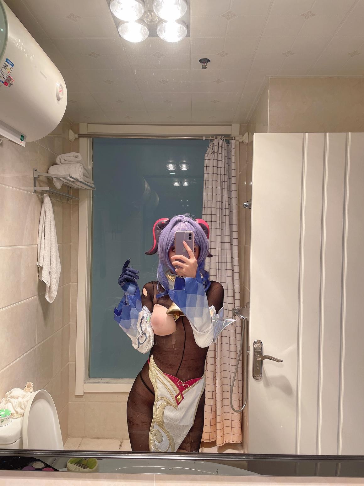 [cosplay] 钛合金TiTi - 原神 甘雨：黑丝透视战损 露臀角色还原 32P