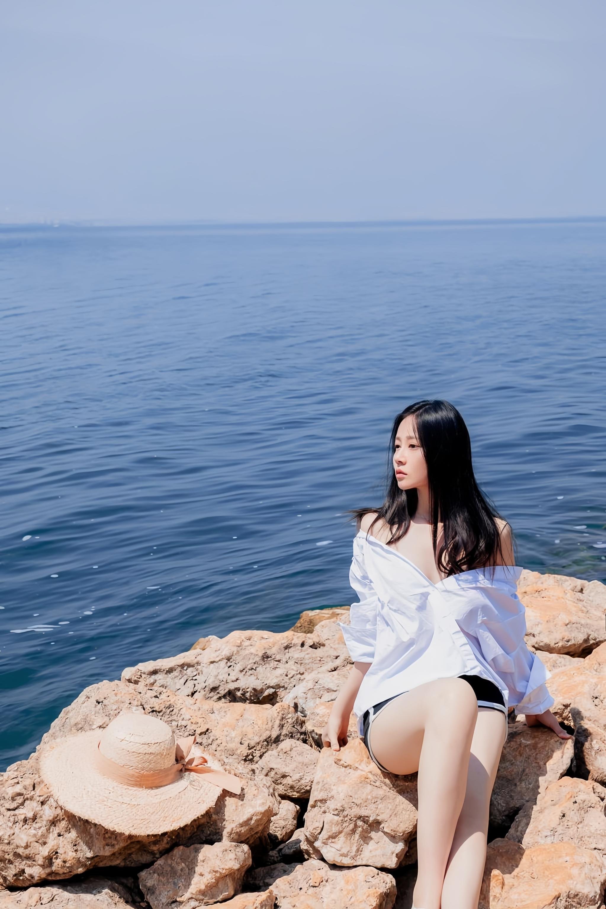 [写真] 年年Nnian - 白衬衫海边外拍：解扣露胸湿身大尺度 49P