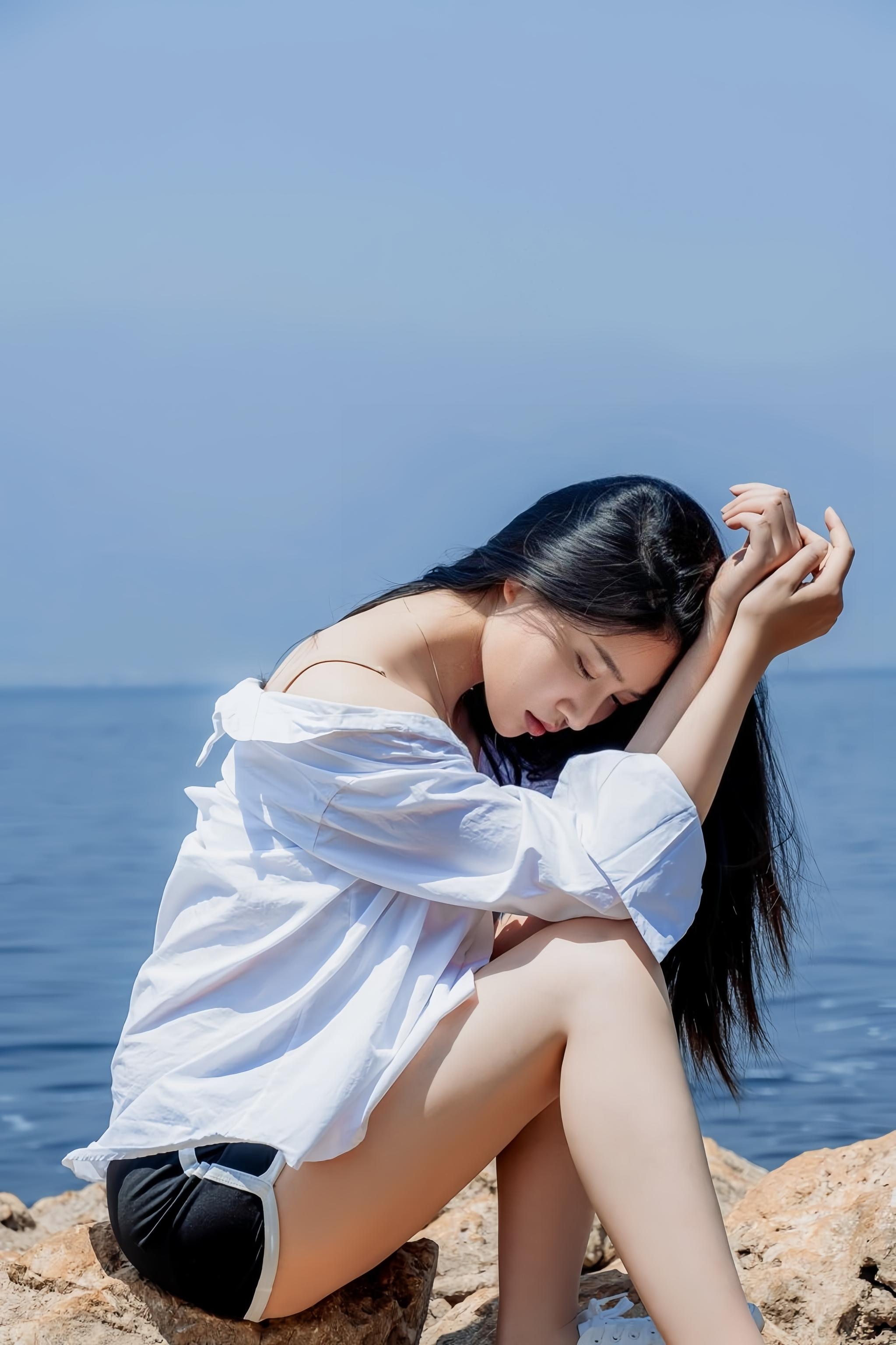 [写真] 年年Nnian - 白衬衫海边外拍：解扣露胸湿身大尺度 49P