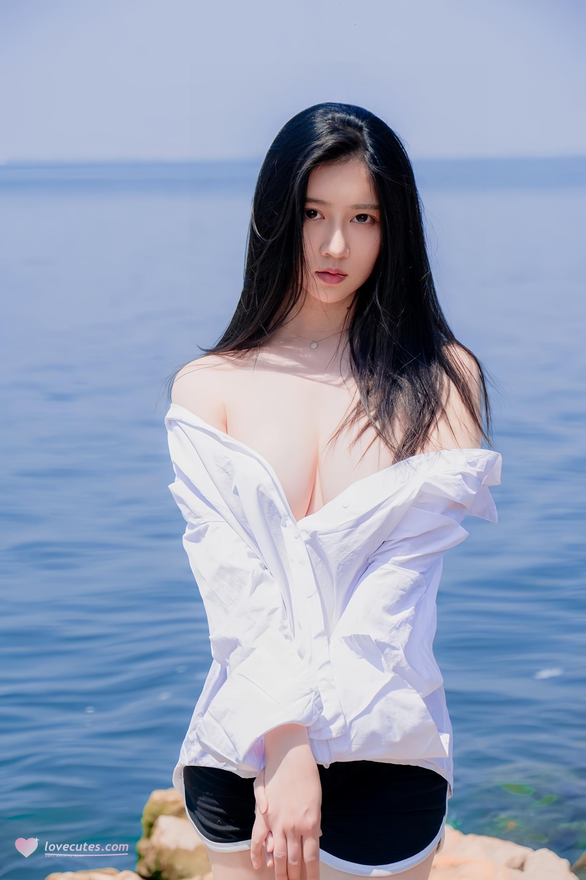 [写真] 年年Nnian - 白衬衫海边外拍：解扣露胸湿身大尺度 49P