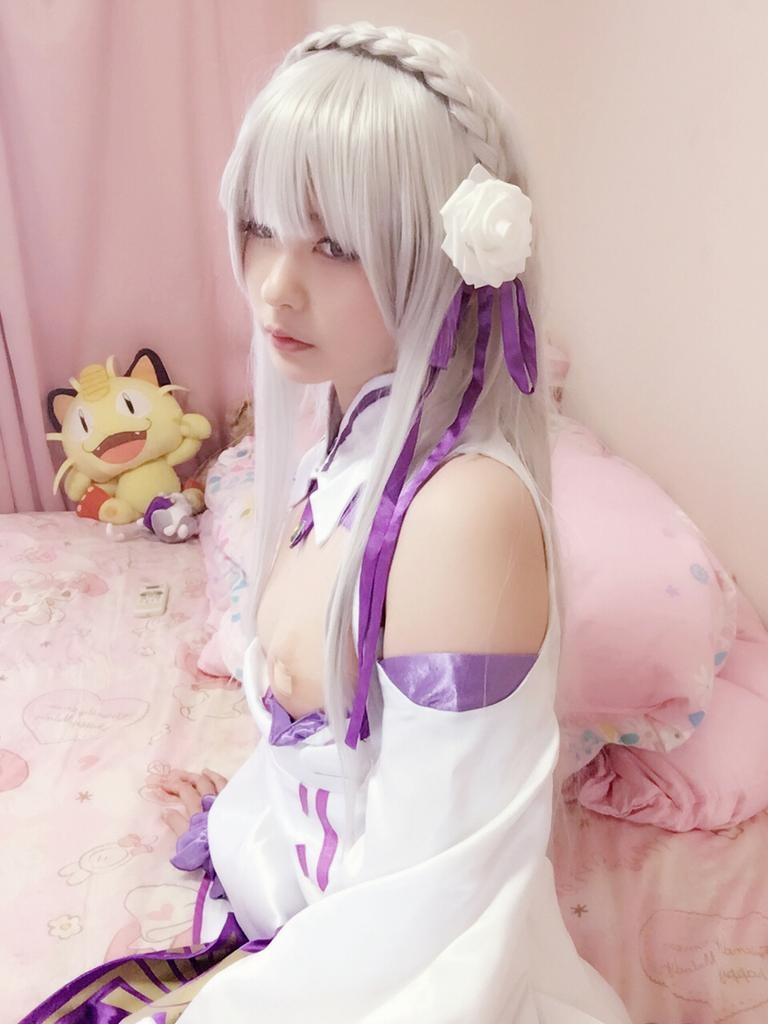 [cosplay] 习呆呆 - Re:从零 艾米莉亚：白紫睡裙露胸美腿大尺度还原 34P2V