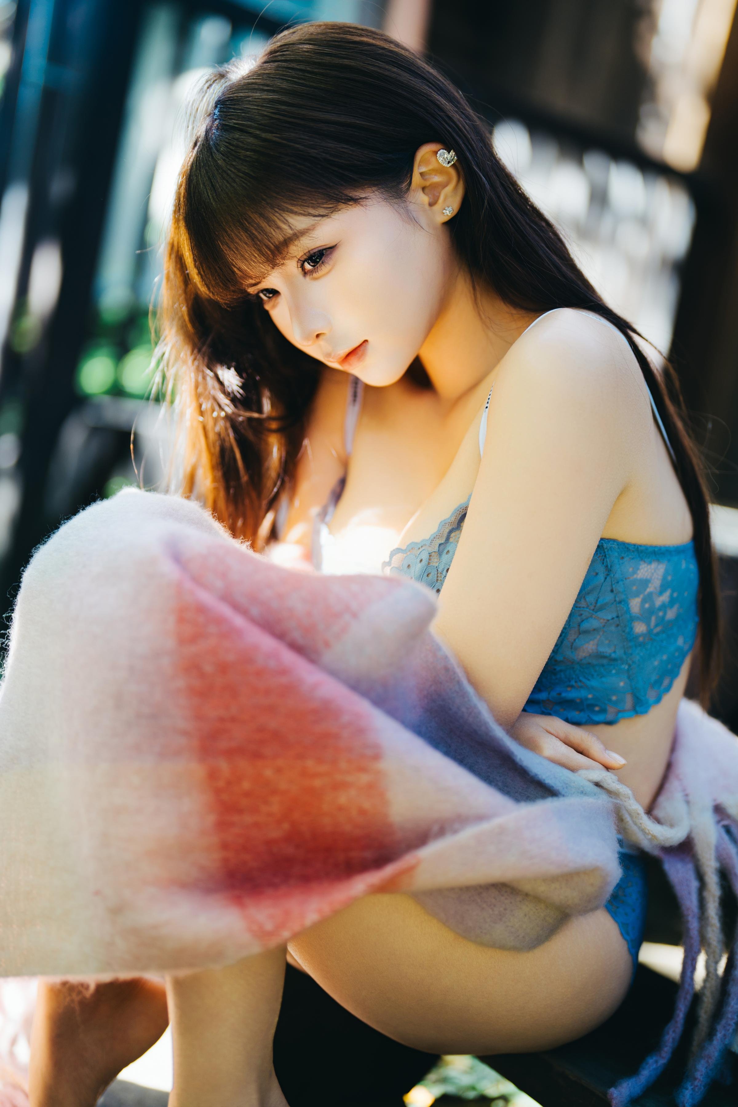 [ภาพถ่าย] ฉุนหม่า หม่า - ฤดูหนาว: ชุดนิตติ้งขนฟูเปิดไหล่ขาเรียว 32P