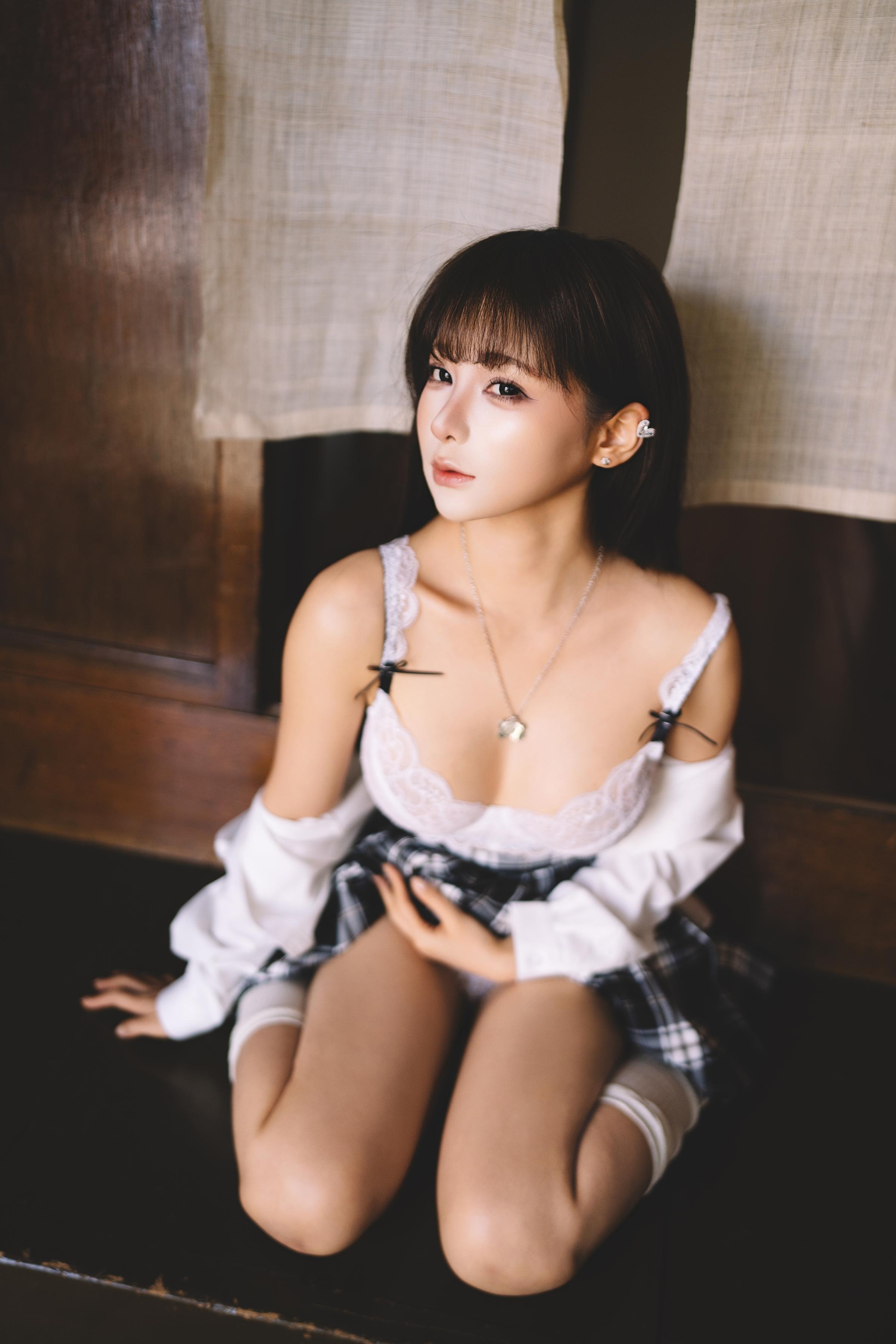 [ภาพถ่าย] ฉุยหม่า - JK: เสื้อเชิ้ตขาว กระโปรงลายสก๊อต ชุดชั้นในลูกไม้ 32P