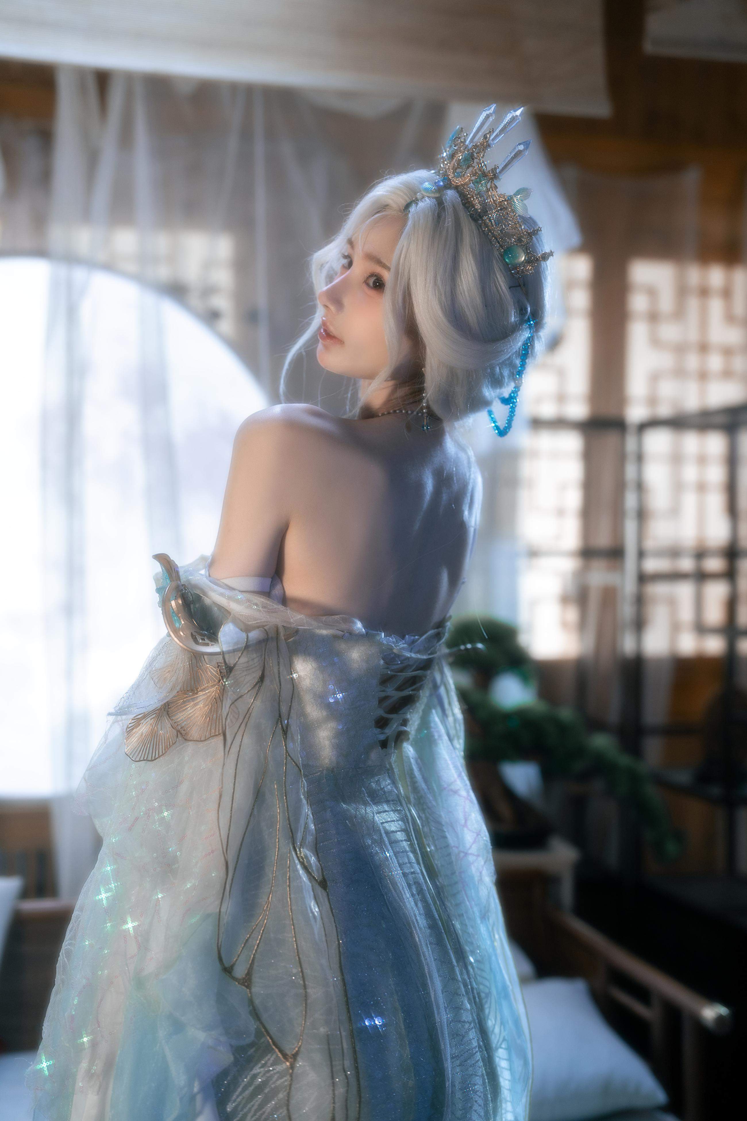 [cosplay] 橙子喵酱 - 逆水寒：白发古风露背美腿还原 50P
