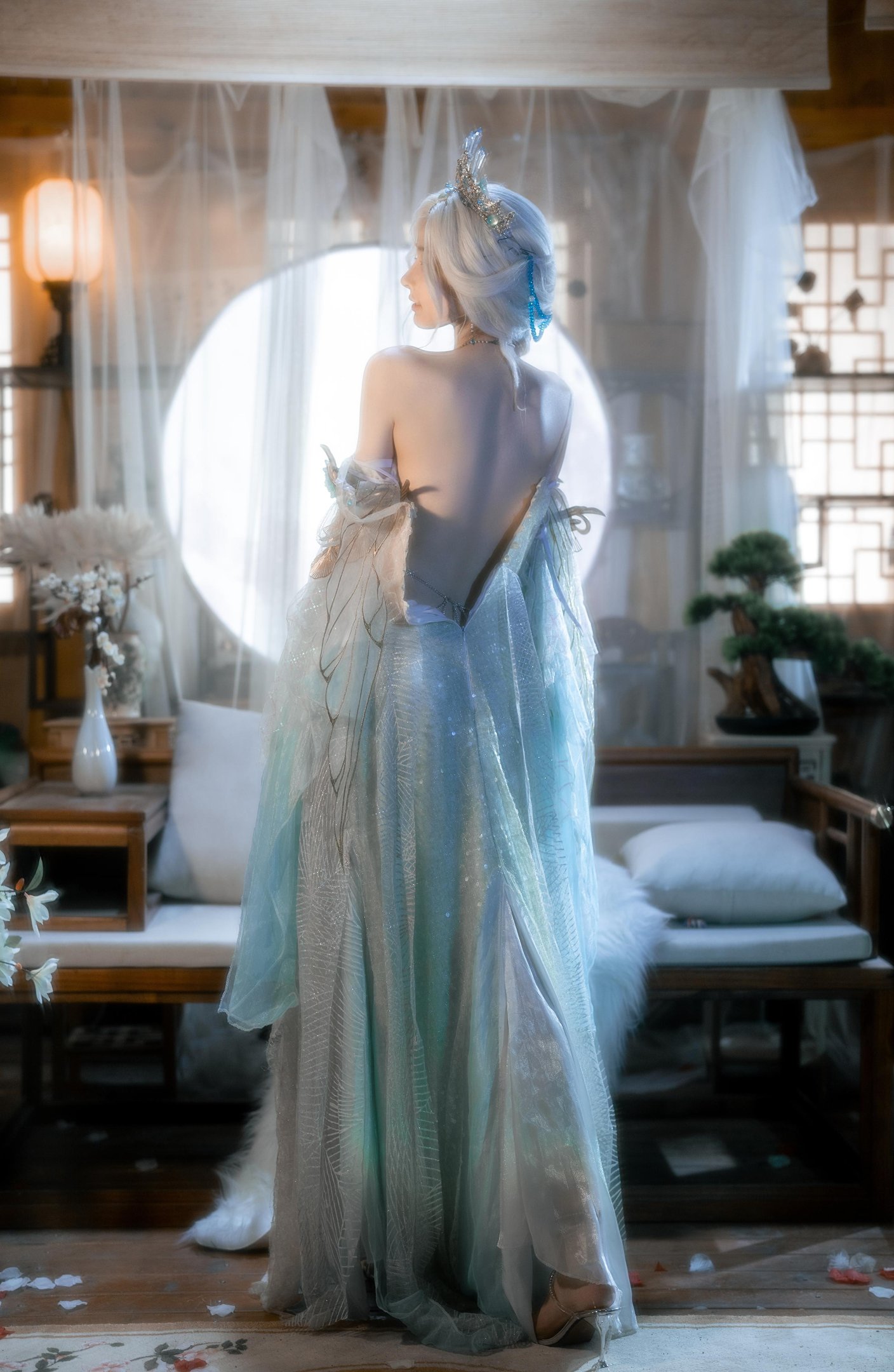 [cosplay] 橙子喵酱 - 逆水寒：白发古风露背美腿还原 50P