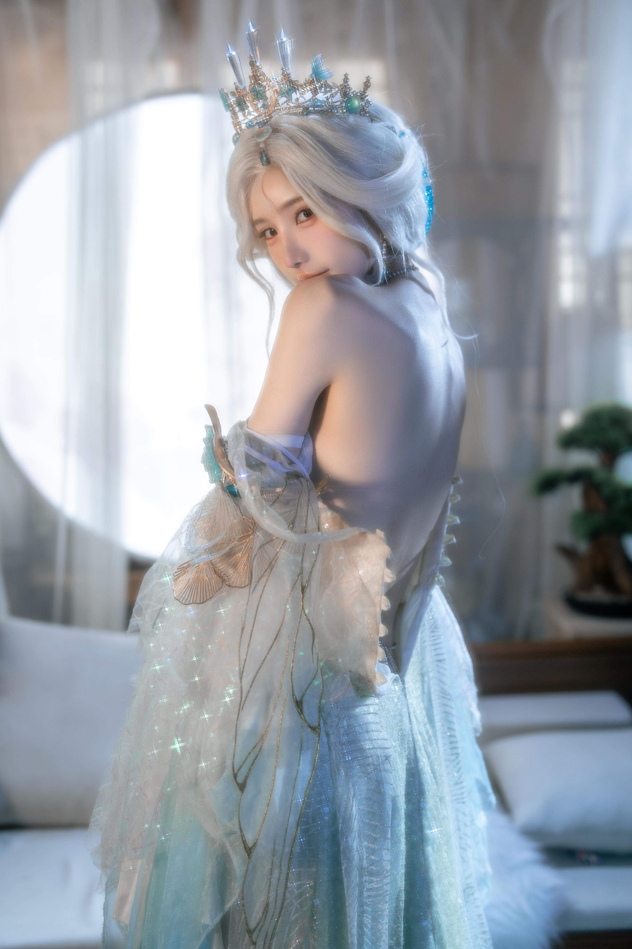 [cosplay] 橙子喵酱 - 逆水寒：白发古风露背美腿还原 50P